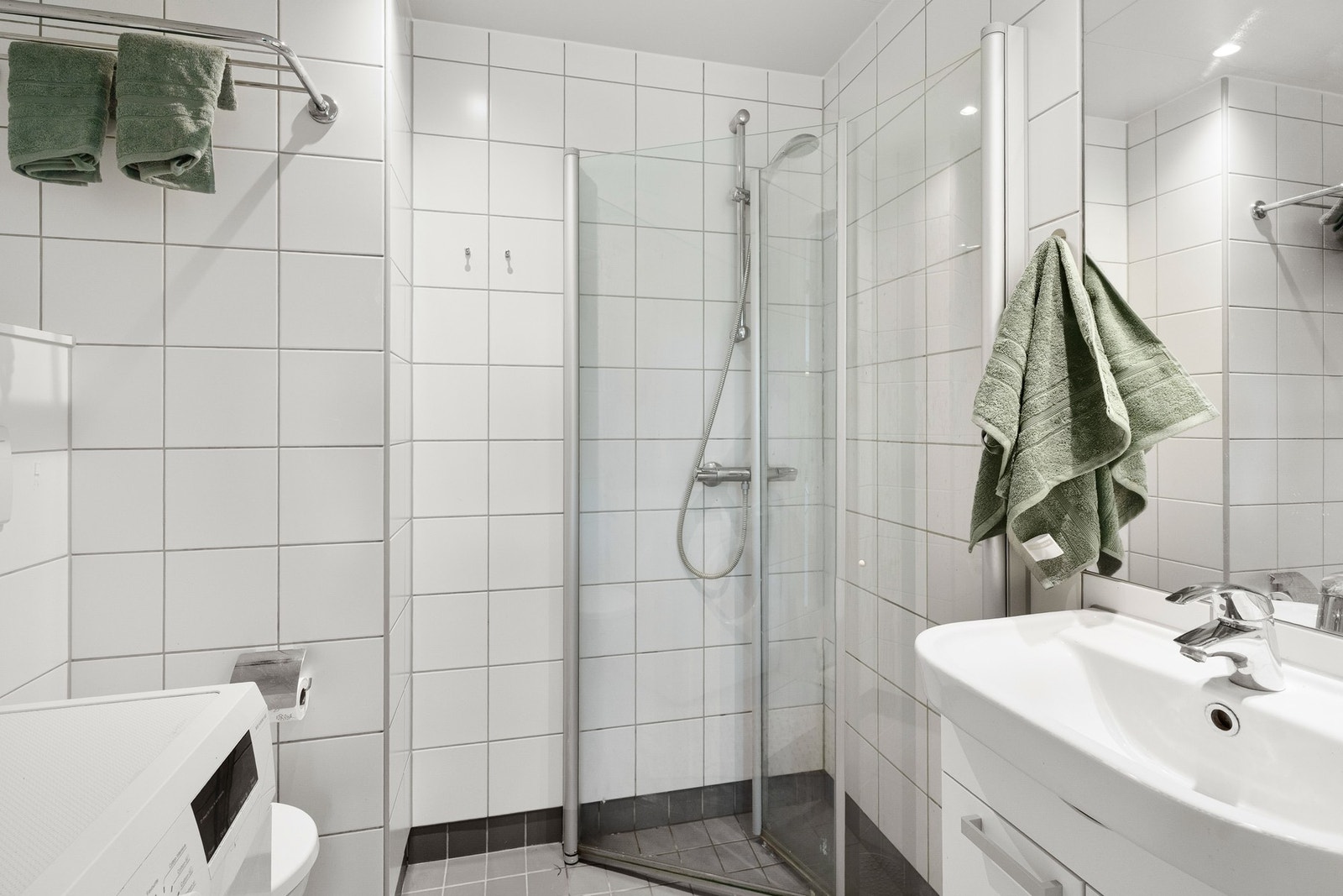 Badet i hybeldel er også flislagt og har varme i gulv samt downlights i himling. Opplegg for vaskemaskin. Galleribilde