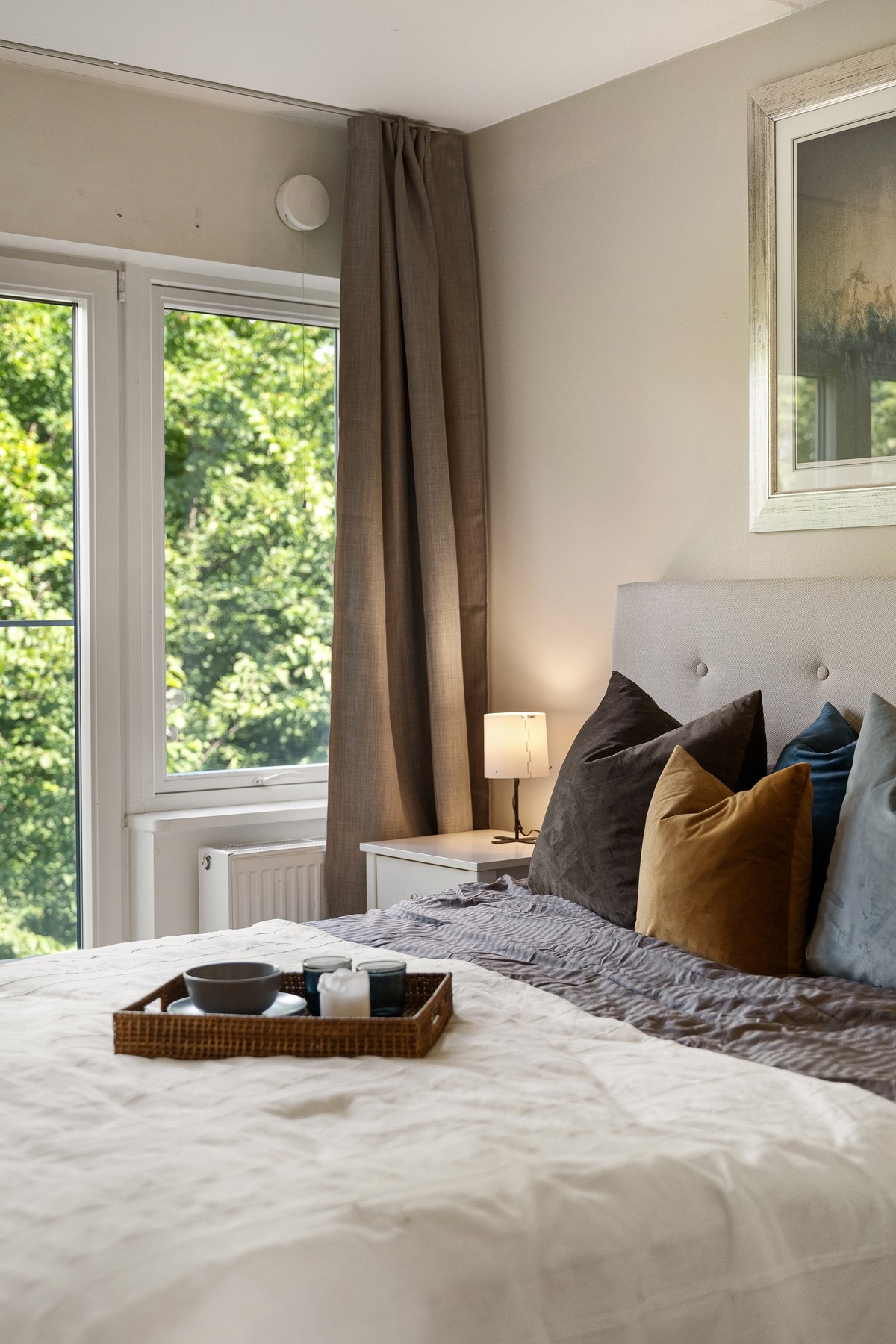 Hovedsoverommet er av god størrelse og har plass til dobbeltseng med tilhørende nattbord Galleribilde