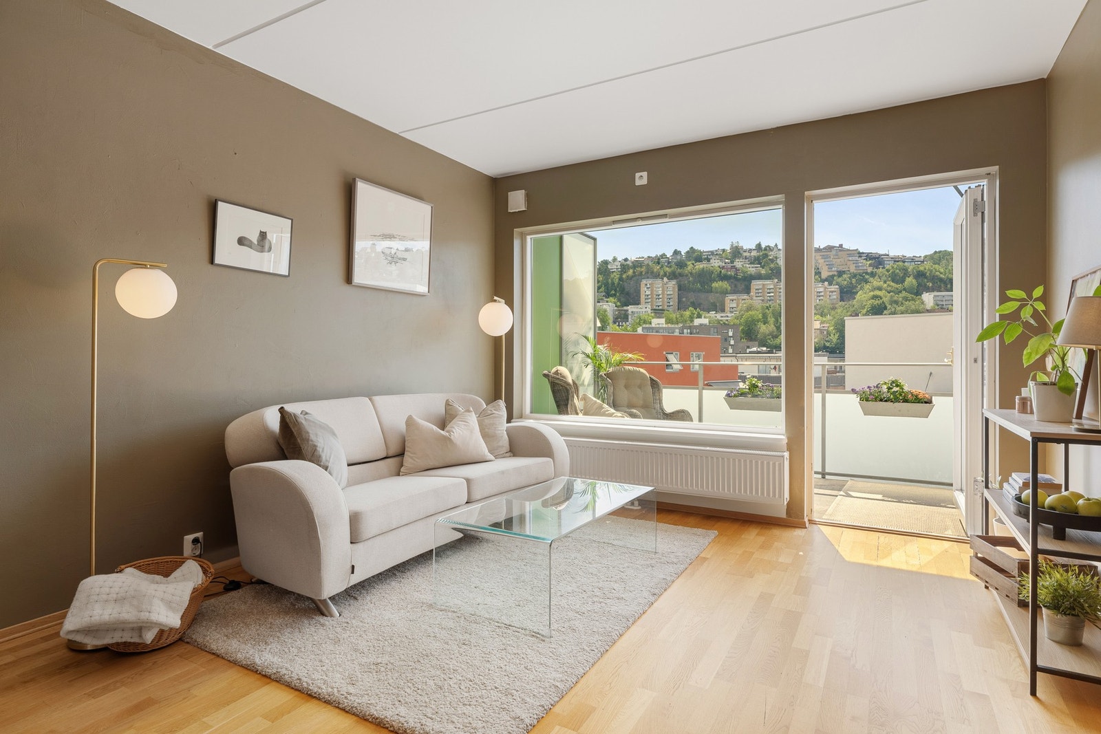 Overflatene er malt i moderne fargevalg og det er parkett på gulv. Galleribilde