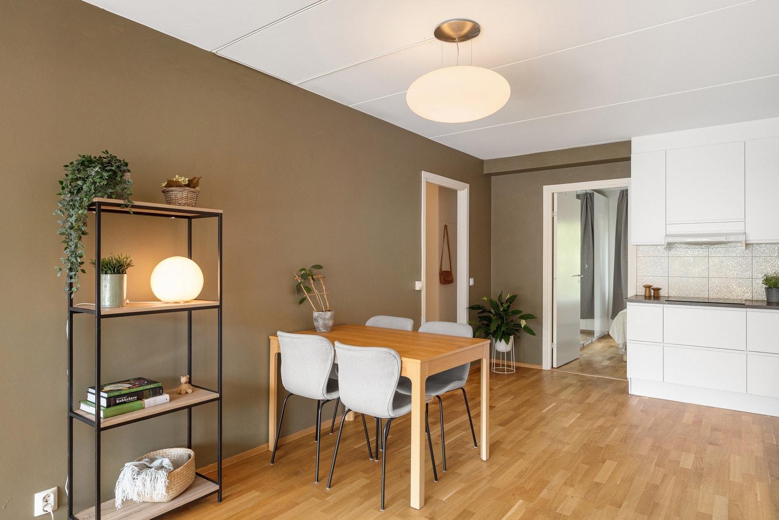 Mellom stue og kjøkken er det naturlig sone for plassering av spisebord. Galleribilde