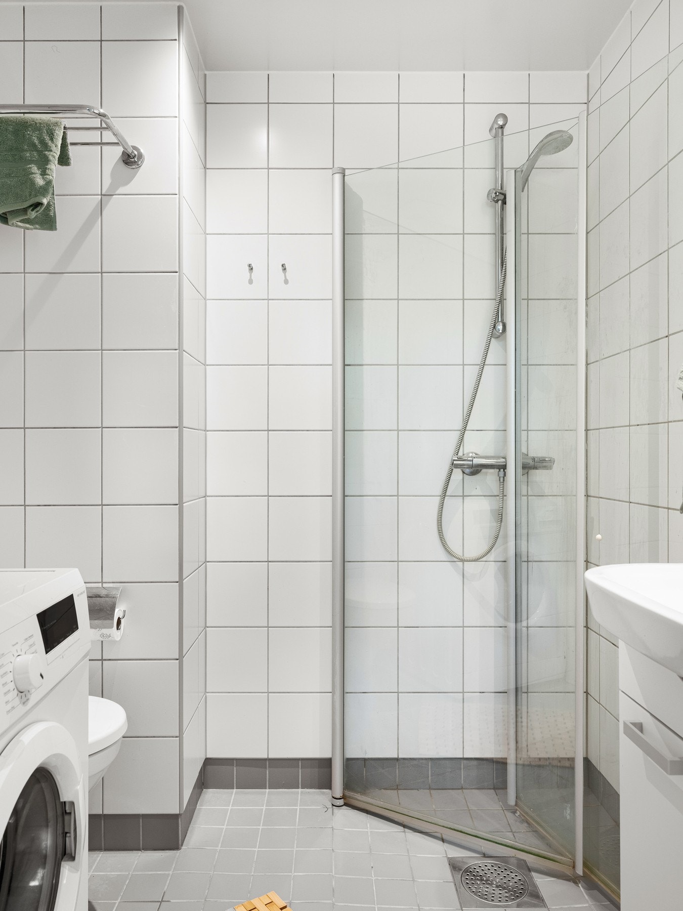 Baderomsinnredningen består av servant på underskap samt speil. Videre er det vegghengt toalett og dusjhjørne med svingbare dusjdører som frigjør plass på gulvet. Galleribilde