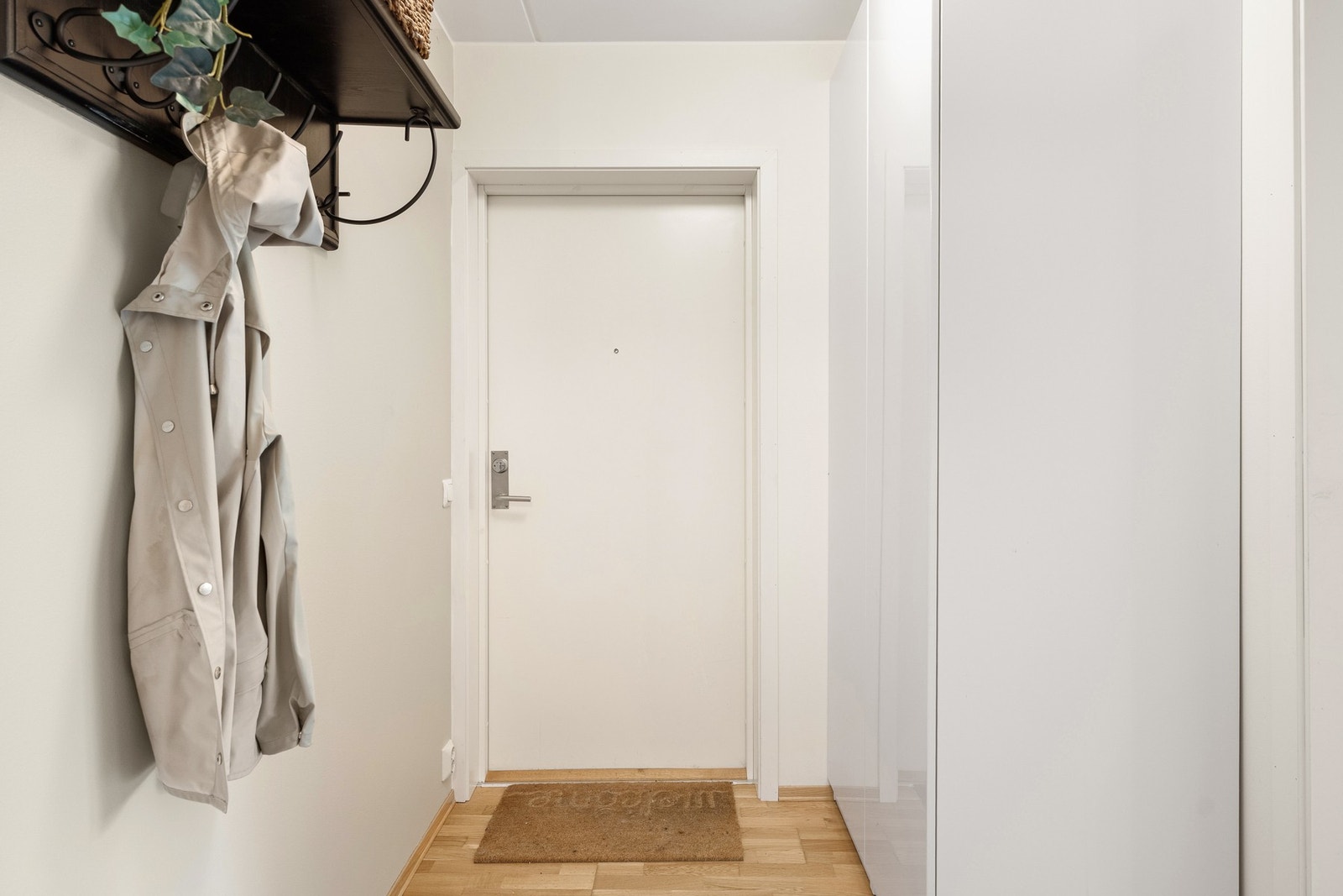 Enkel adkomst til boligen med heis fra felles inngangsparti og garasjeanlegg, men dersom du ønsker å ta trappene kan du stoppe i byggets 7. etasje. Galleribilde