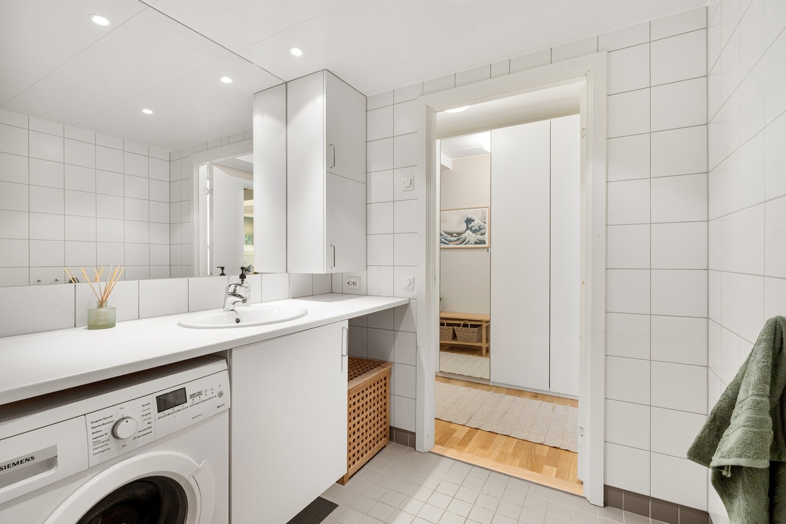 Det er opplegg for vaskemaskin og plass til tørketrommel under benk. Galleribilde