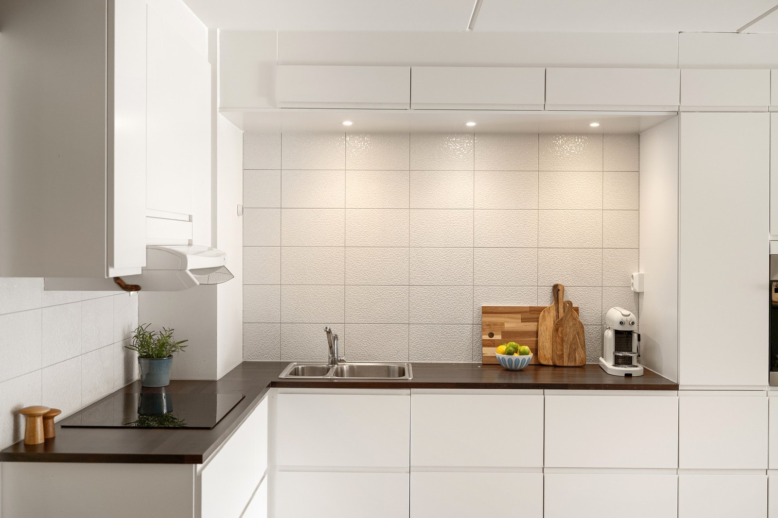 Videre er det lagt fliser over benk, stikkontakter og benkeskapsbelysning. Galleribilde