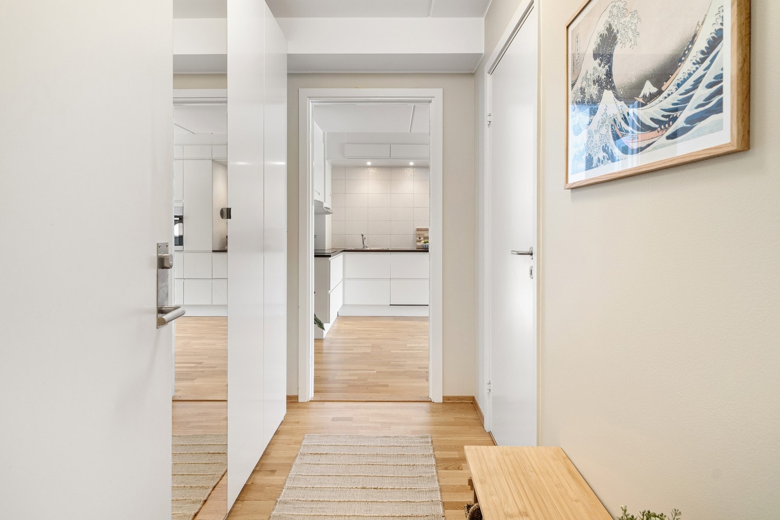 Gangen har godt med oppbevaringsplass i form av stor garderobeløsning som blir stående. Galleribilde