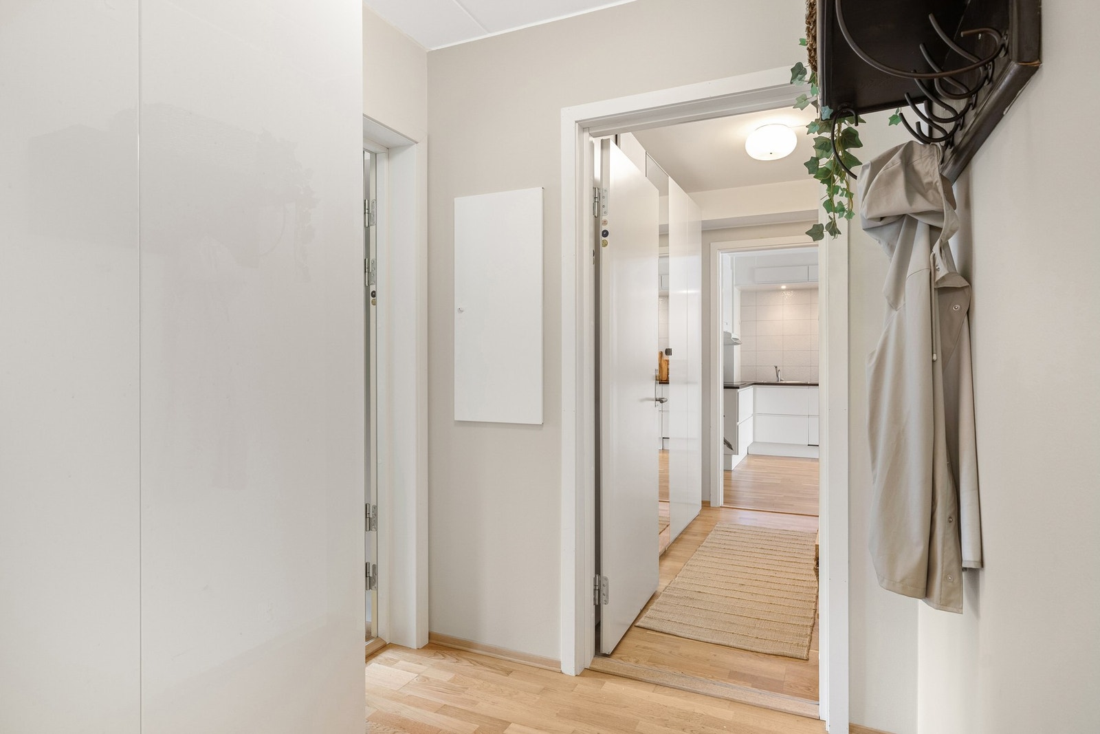 Felles entré inn til hoveddelens gang samt hybel. Galleribilde