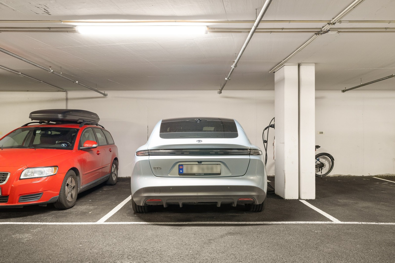 Med boligen medfølger det en parkeringsplass med lader. Galleribilde