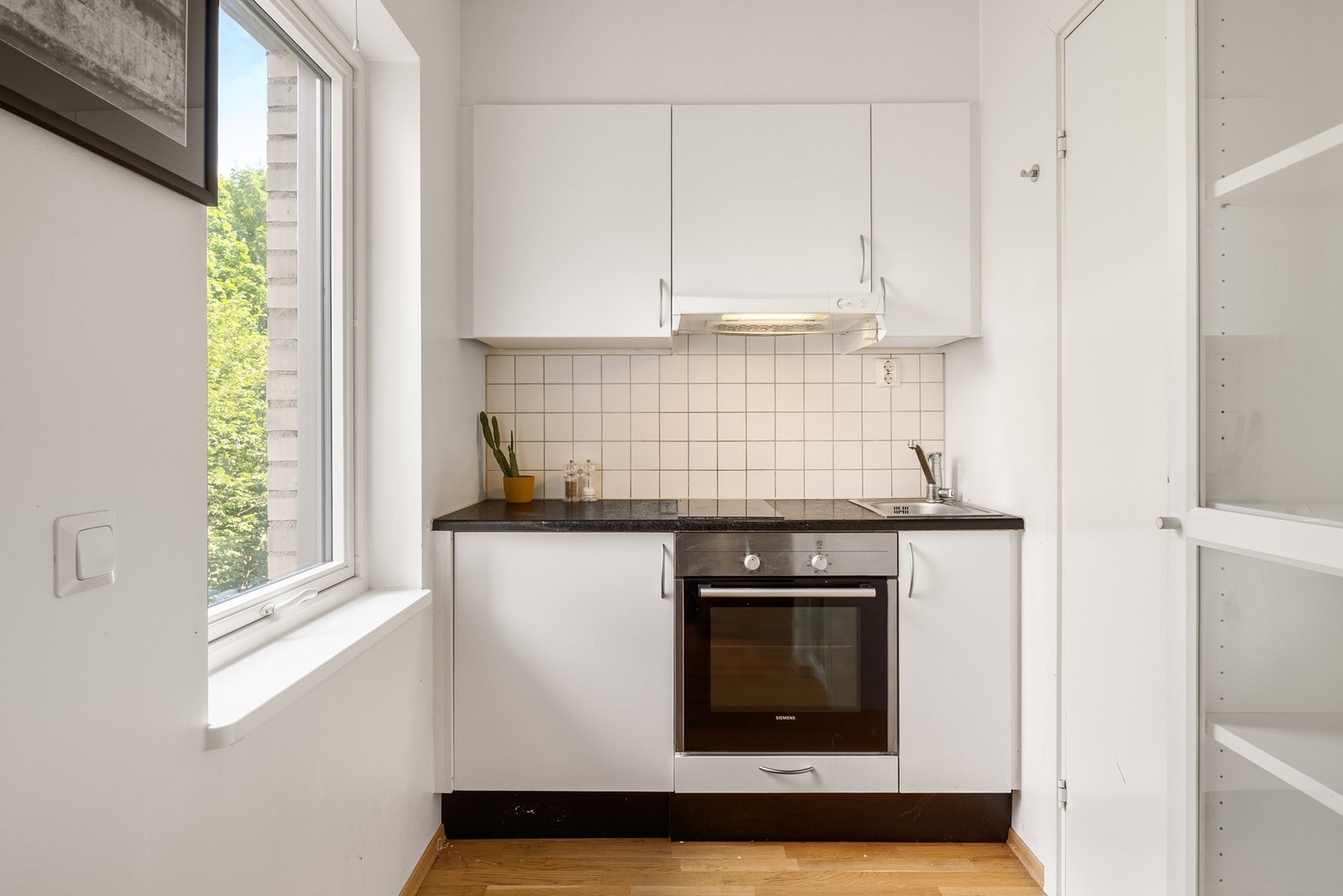 Kjøkken i hybeldel er i likhet med hoveddel lyst og fint. Alle hvitevarene medfølger. Galleribilde