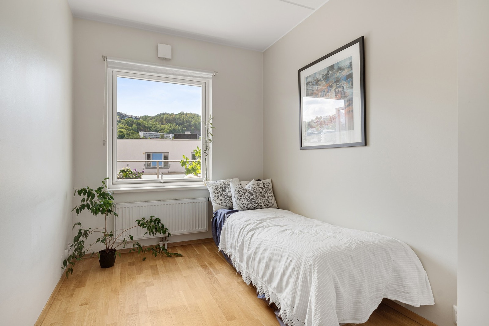 Det andre soverommet har også plass til seng og tilhørende møblement. Galleribilde