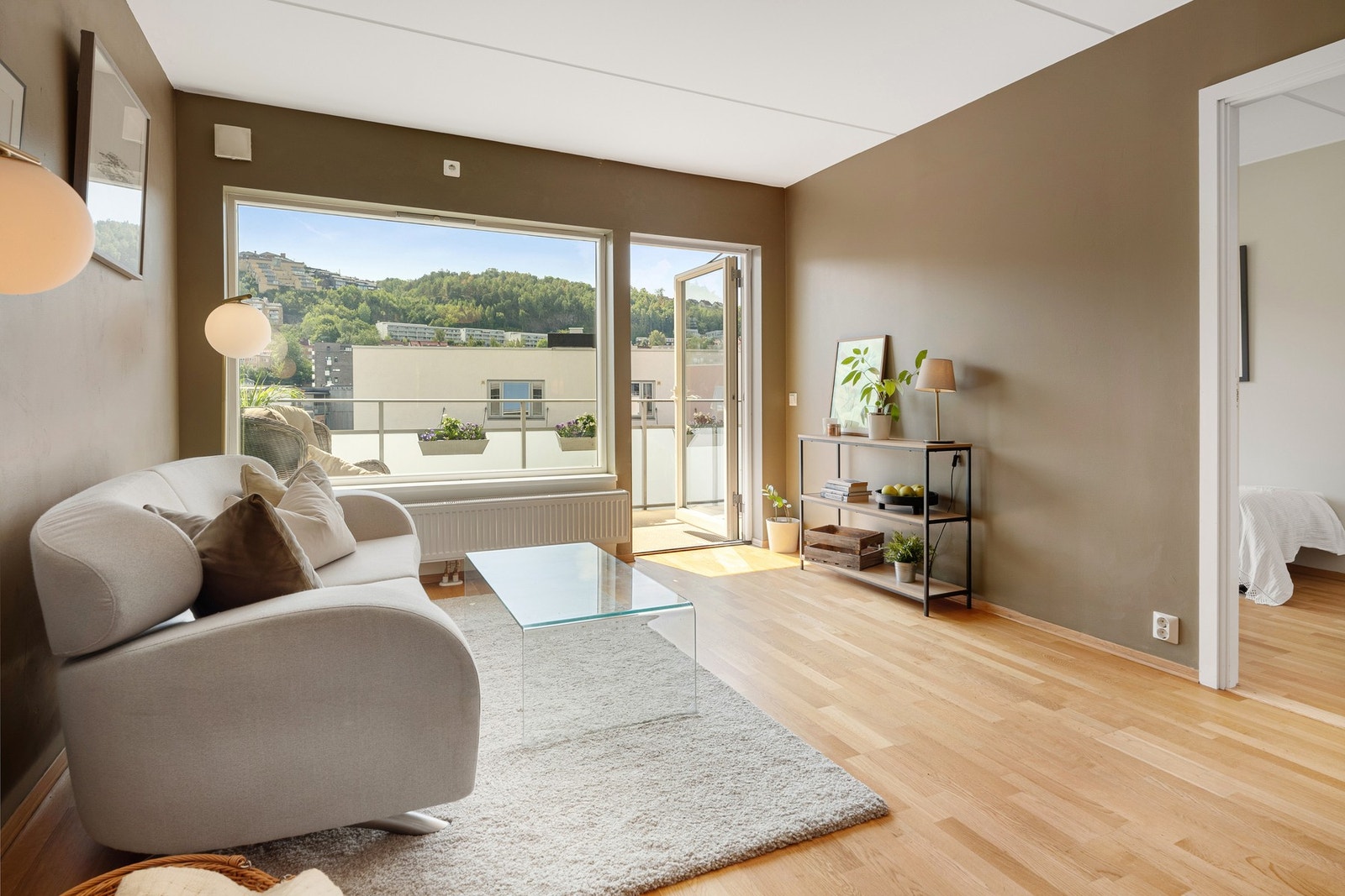 Stuen har fin plass til sofa, salongbord og mediemøblement. Galleribilde