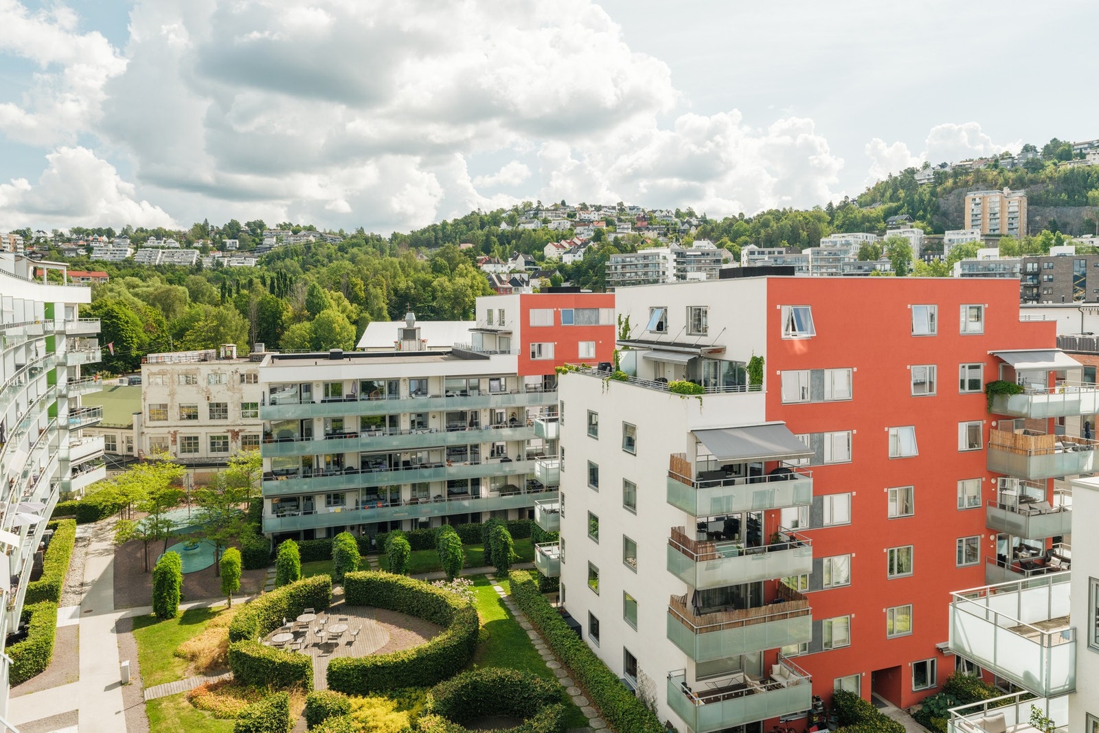 Fra balkongen er det hyggelig og luftig utsyn mot Ekebergåsen, i tillegg til at beliggenheten byr på lite innsyn. Galleribilde