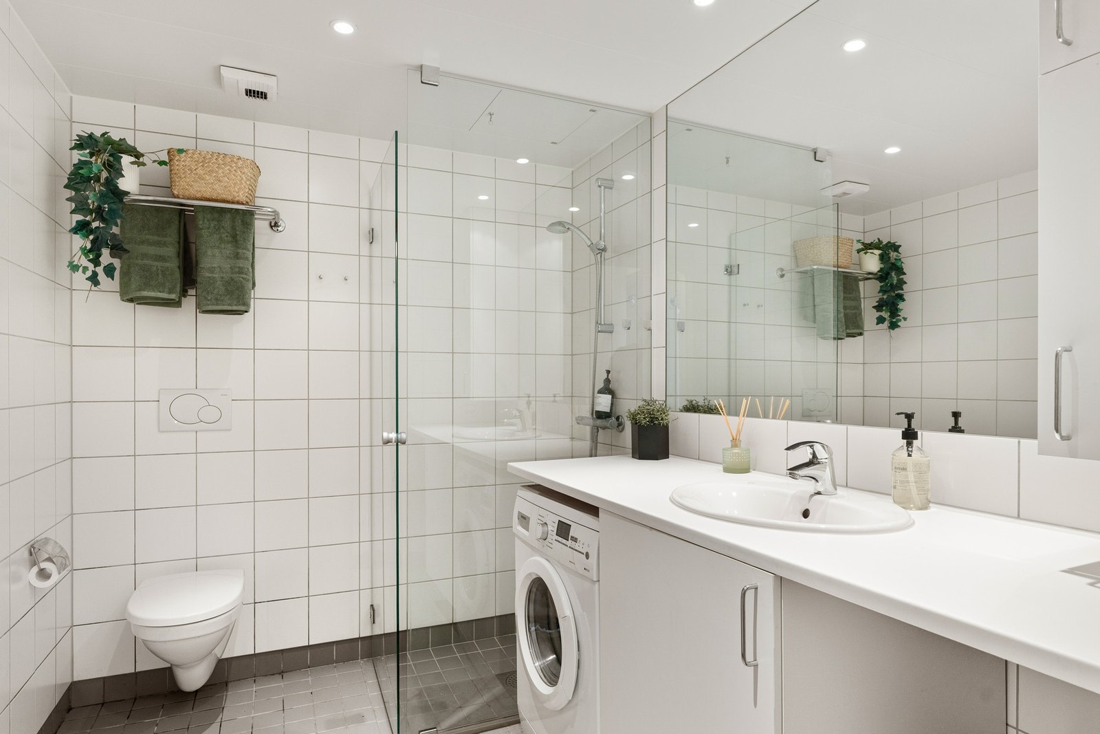 Boligens baderom er av god størrelse, og bygget opp med lyse fliser på vegger og grå fliser på gulv. Rommet har downlights i himling og gulvvarme. Galleribilde