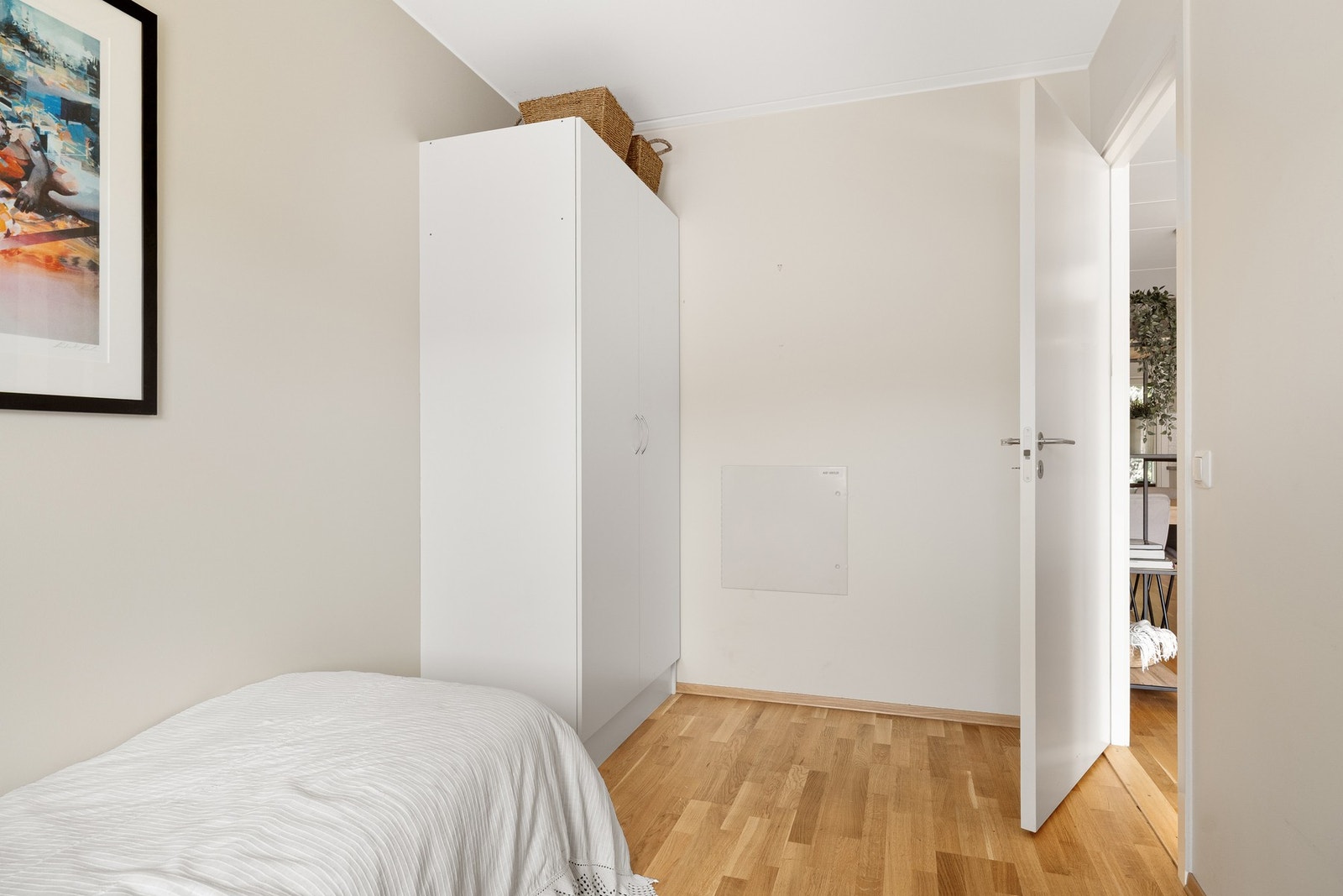 Rommet er perfekt som barnerom, gjesterom og/eller kontor - alt etter ønske og behov. Skapet medfølger også her. Galleribilde