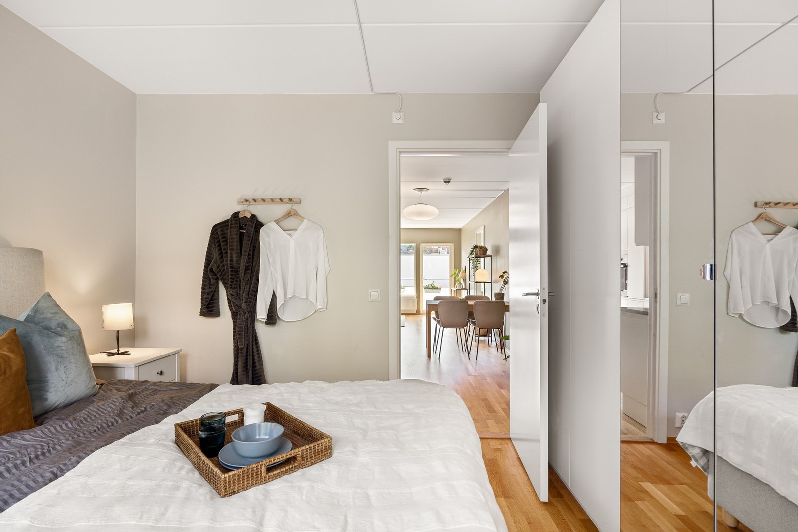 Videre har rommet en stor garderobeløsning som selvsagt blir stående og gir godt med oppbevaring. Galleribilde