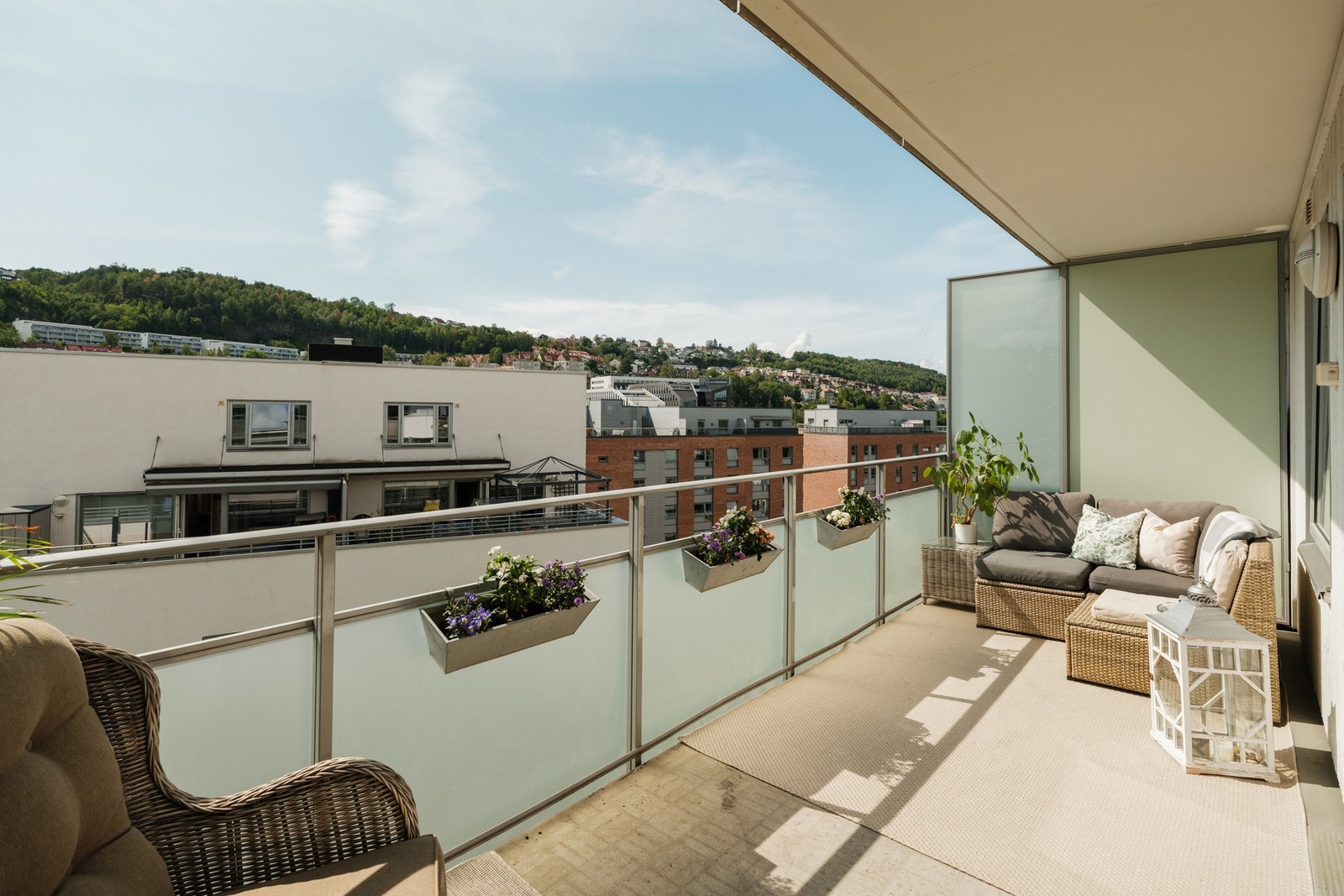 Dette er en lys, innbydende 3-roms med hybel/4-roms med flott beliggenhet i idylliske omgivelser i Kværnerbyen. Galleribilde