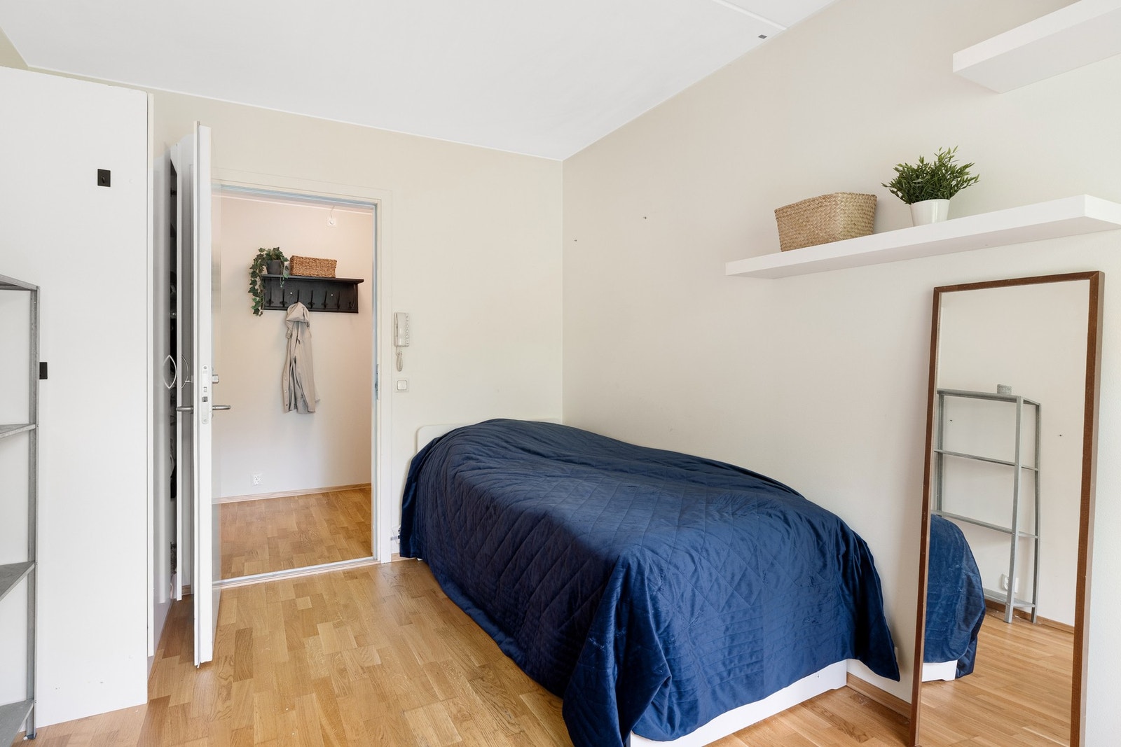 Hybeldelen er på 19 kvm og leies i dag ut til 11.000,-/mnd. skattefritt. Galleribilde