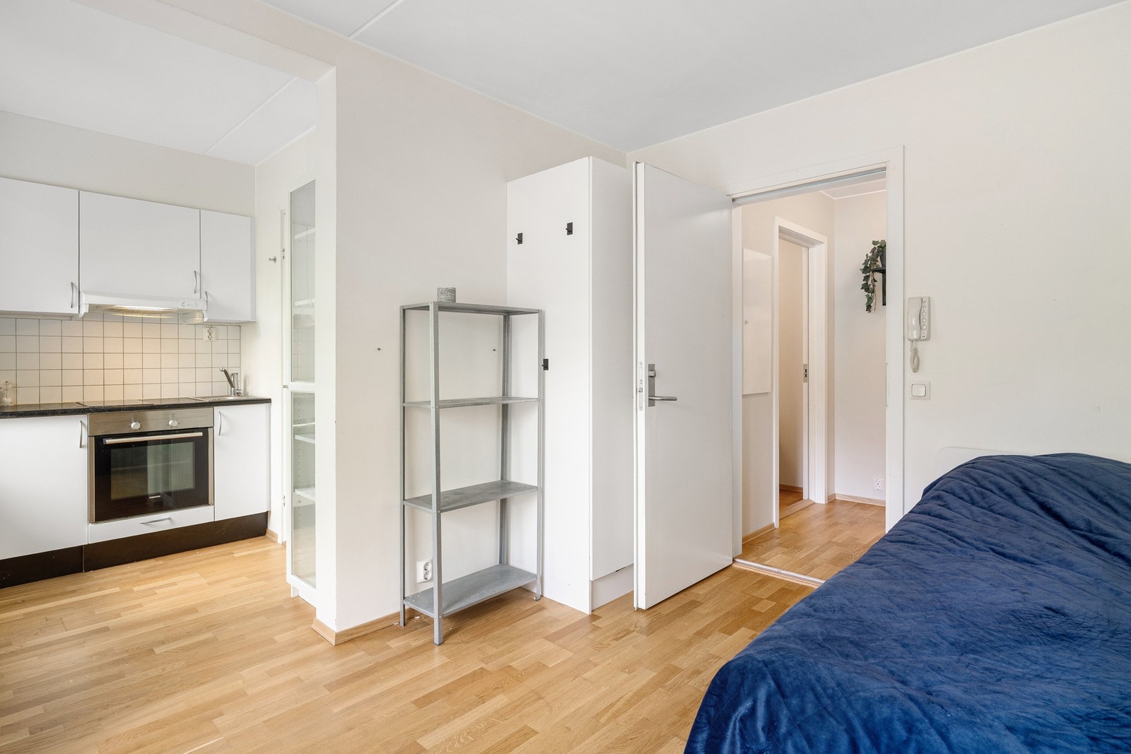 Godt med lagringsplass i form av garderobeløsning som blir stående. Galleribilde