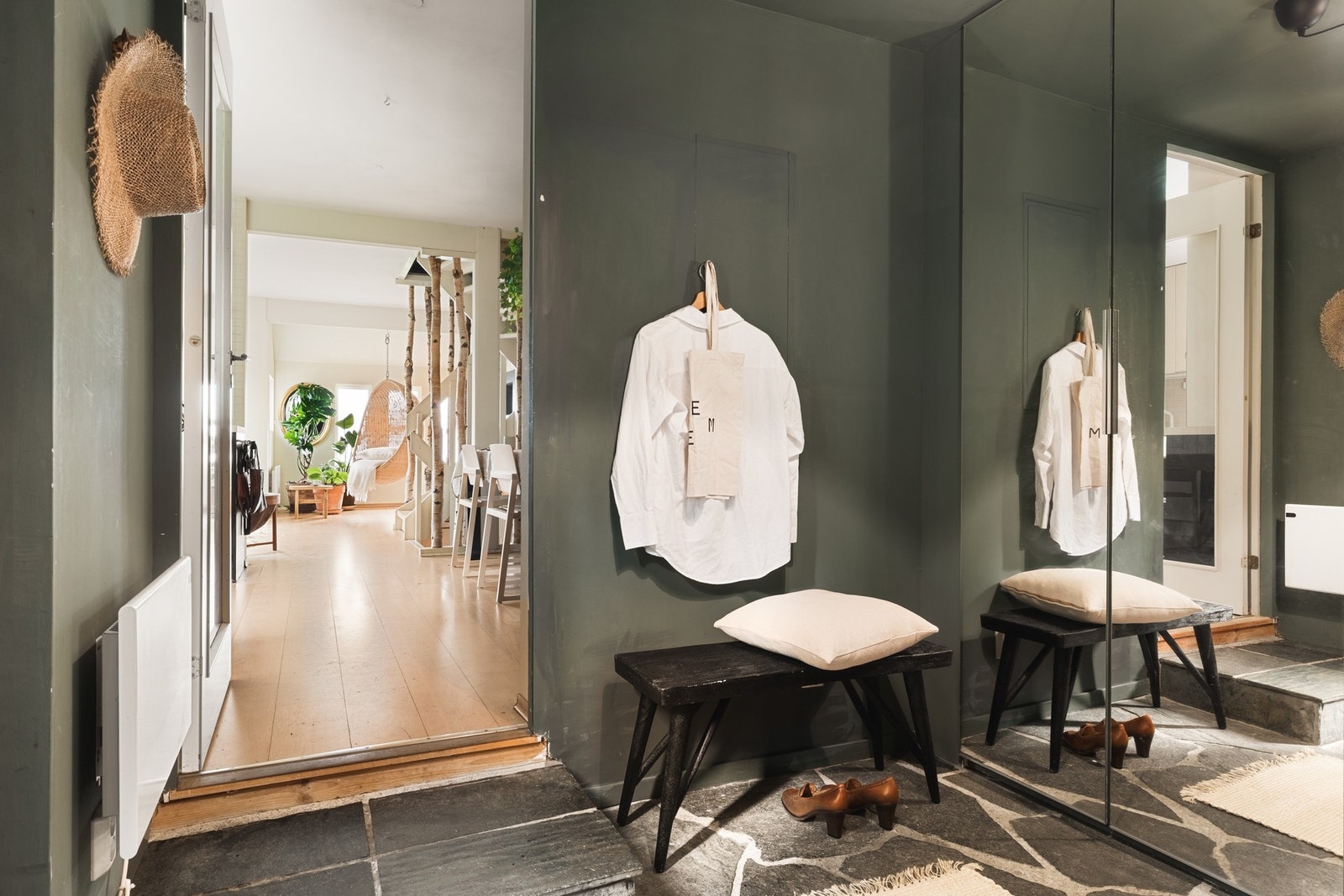 Fra inngangspartiet trer du inn i en romslig entré med god plass til å henge fra seg yttertøy og sko. Her er det rikelig med oppbevaringsmuligheter, og plassforholdene gjør det enkelt å holde orden selv i travle hverdager. Galleribilde