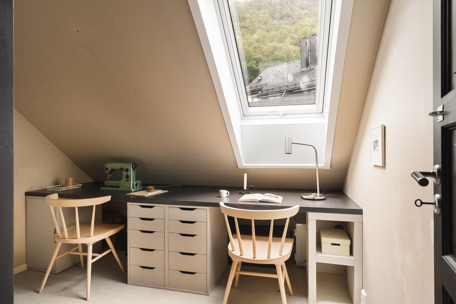 Loftsetasjen fungerer som en egen soveavdeling, med to romslige soverom - begge med plass til dobbeltseng, nattbord og garderobeløsninger. Galleribilde