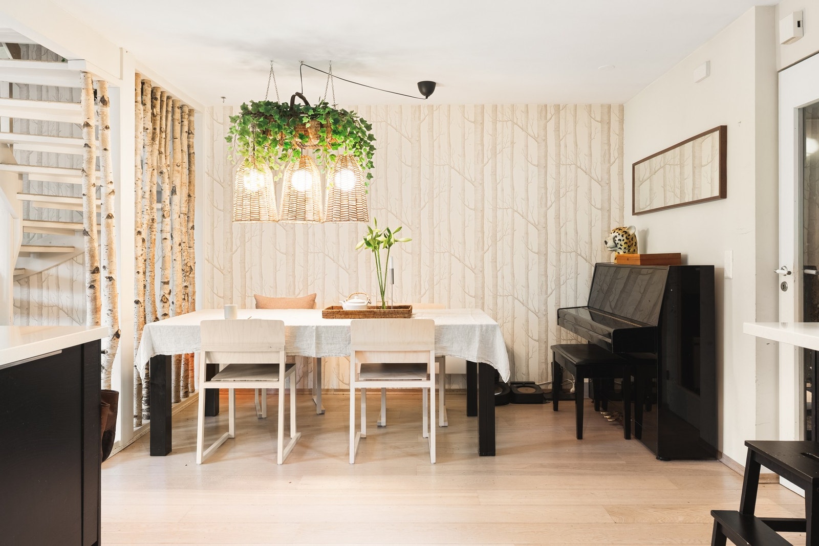 Her er det rikelig med benkeplass, mange skap og skuffer, samt plass til et stort spisebord hvor hele familien kan samles til måltider eller spillkvelder. Galleribilde