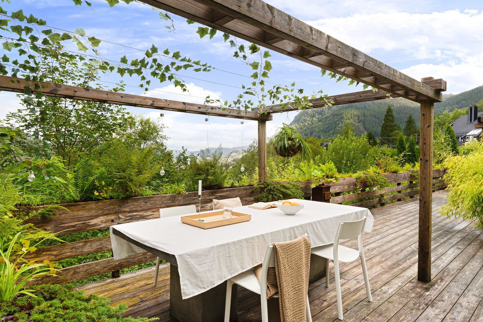 Her er det god plass til både sofagruppe, spisebord, solsenger og grill - et perfekt sted for sommermåltider, hyggelige kvelder med venner og lek for barna. Galleribilde