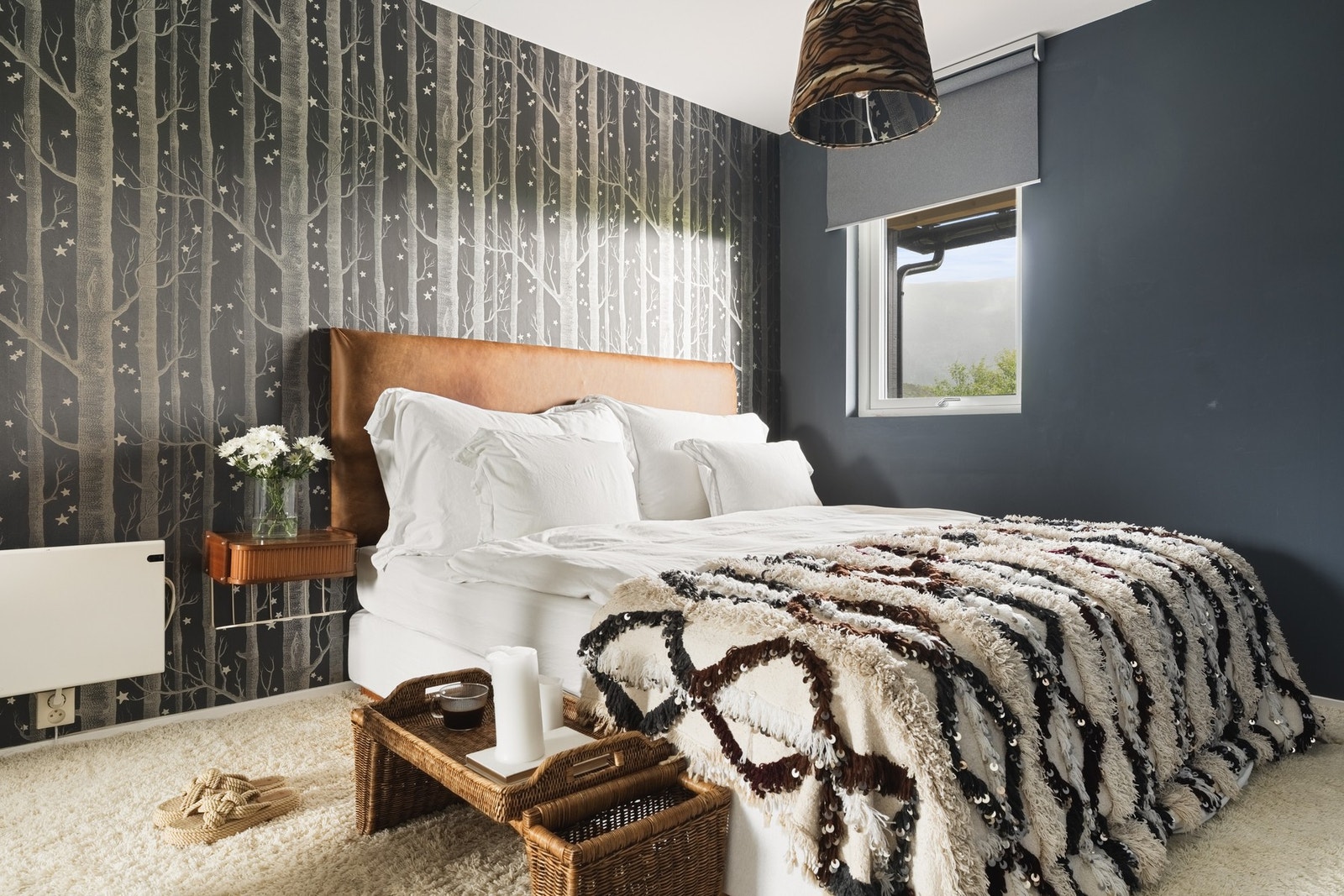 I underetasjen finner du et stort hovedsoverom med plass til stor dobbeltseng og oppbevaringsløsninger. Galleribilde