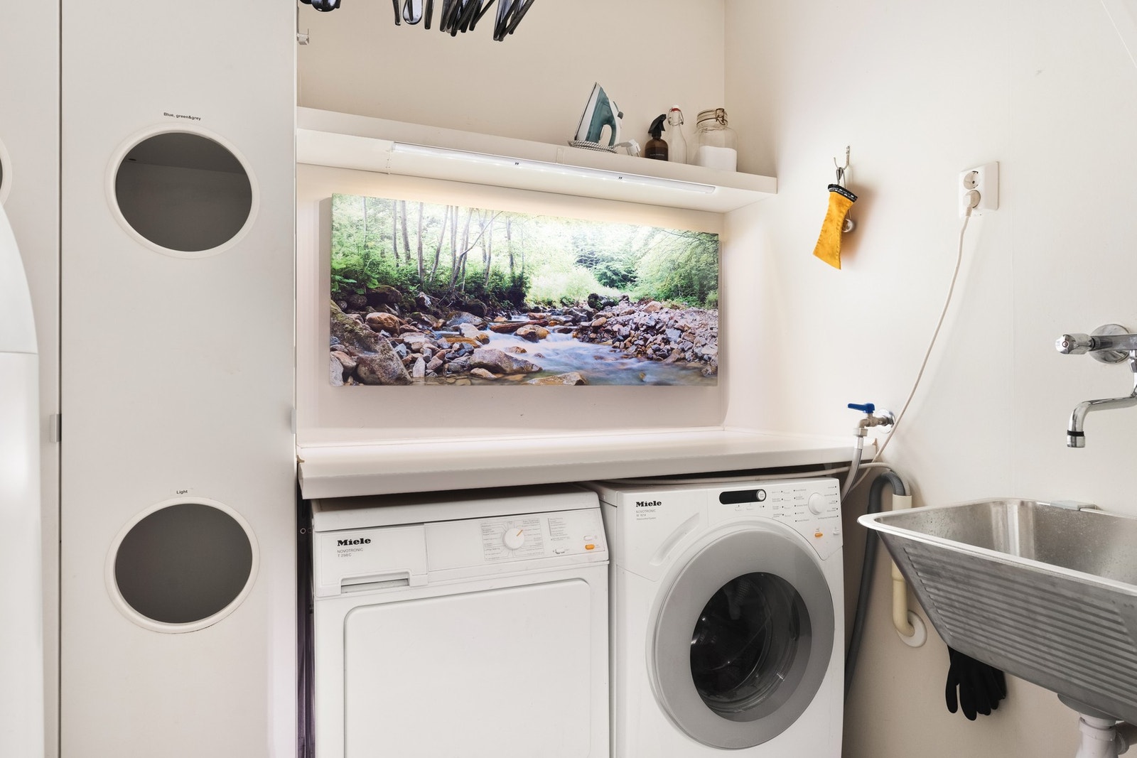 Et praktisk vaskerom gir rom for både vaskemaskin, tørketrommel og ekstra oppbevaring, og det andre badet i boligen sørger for at morgenrush og gjestebesøk går knirkefritt. Galleribilde