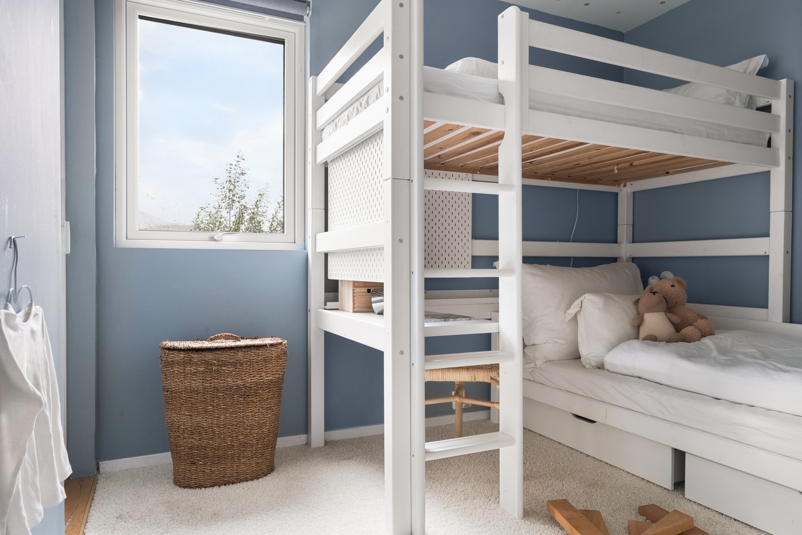 I tillegg er det et ekstra soverom som kan brukes som barnerom, gjesterom eller hjemmekontor - fleksibiliteten gjør at boligen kan tilpasses både småbarnsfamilier, tenåringer eller hjemmekontorbehov. Galleribilde