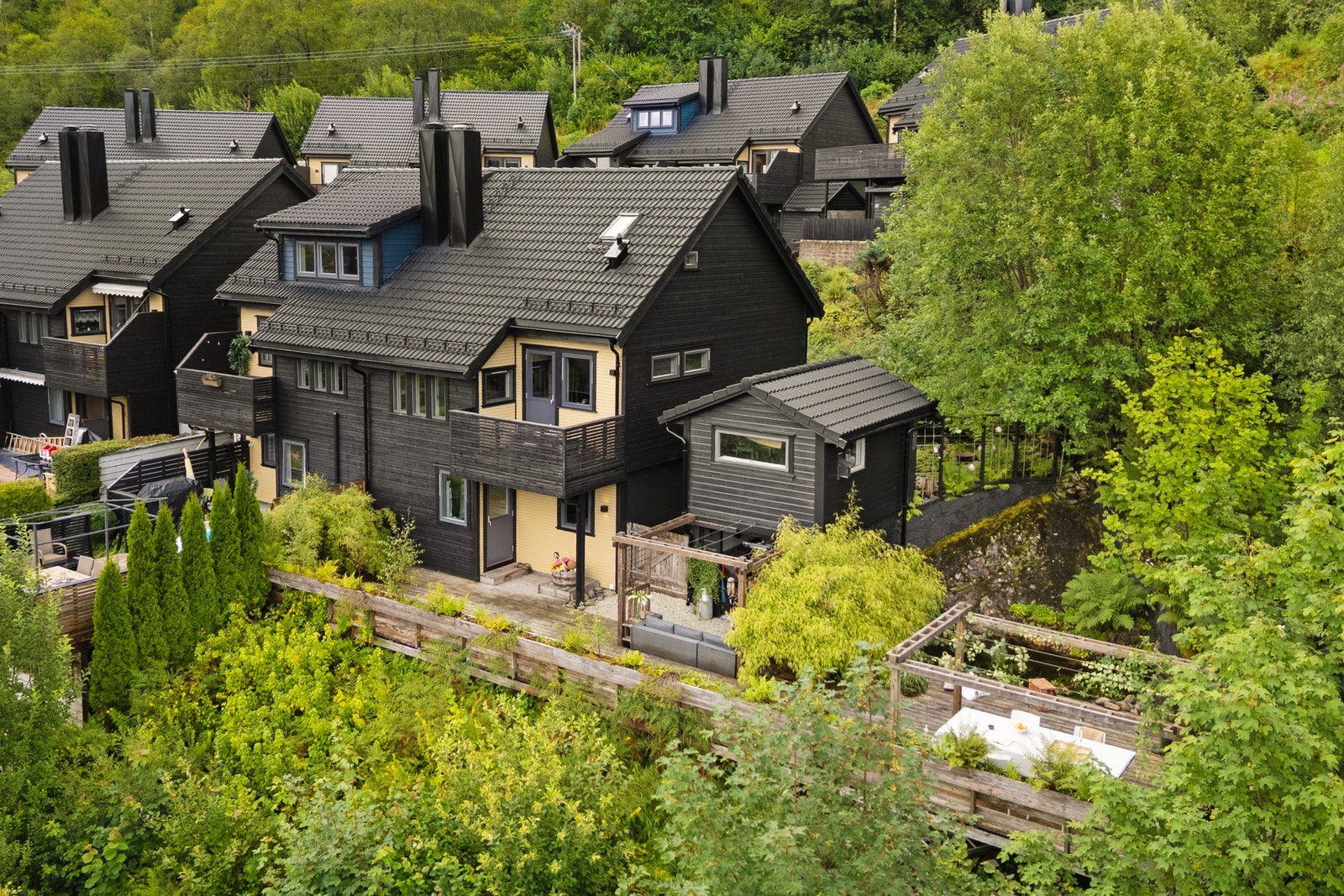 Fra underetasjen er det direkte utgang til en flott, opparbeidet uteplass. Galleribilde