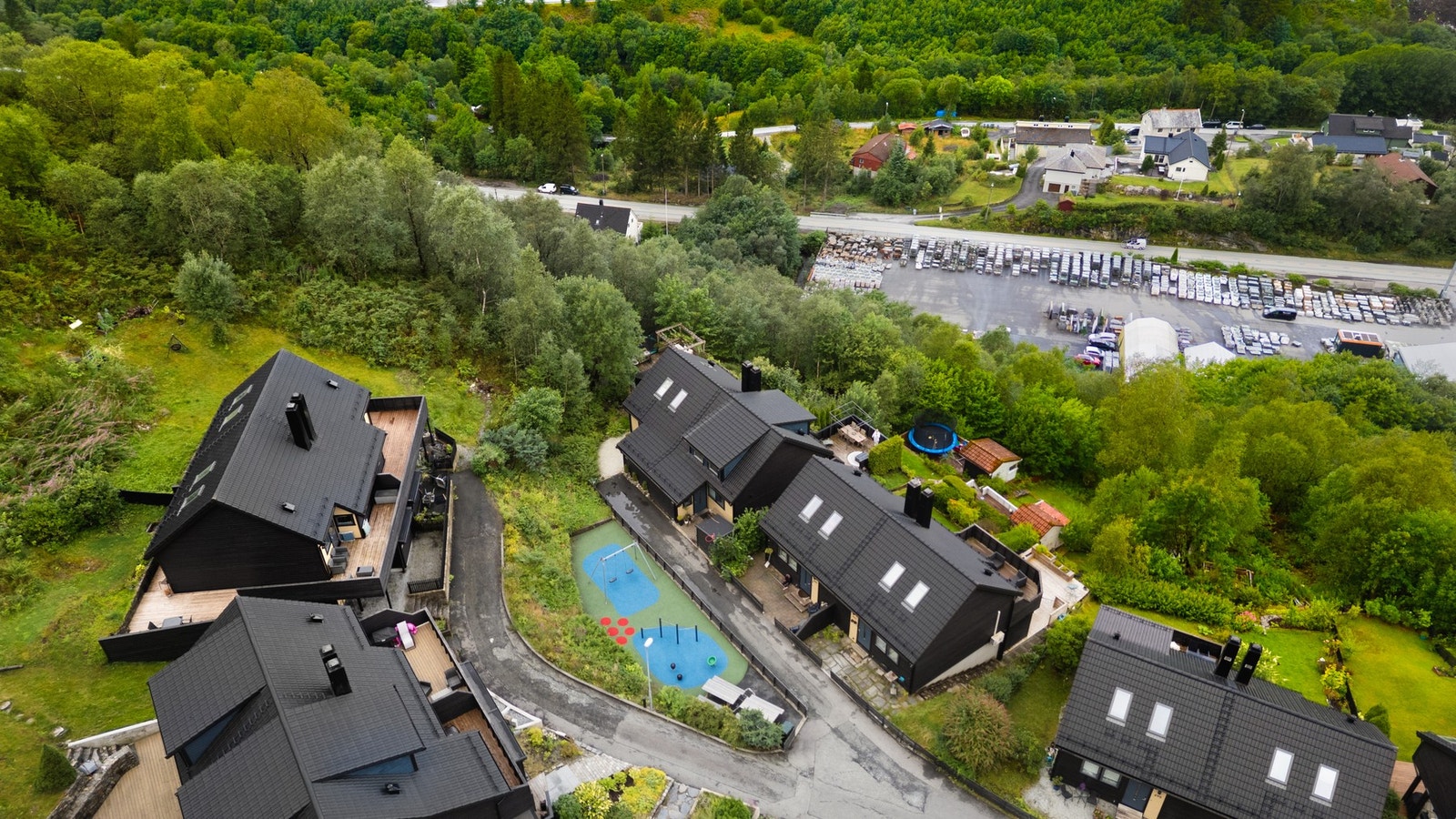 Stuajordet er et etablert boligområde kjent for sitt trygge og rolige miljø. Her bor du med kort vei til skole, barnehage, nærbutikk og gode kollektivforbindelser. Galleribilde