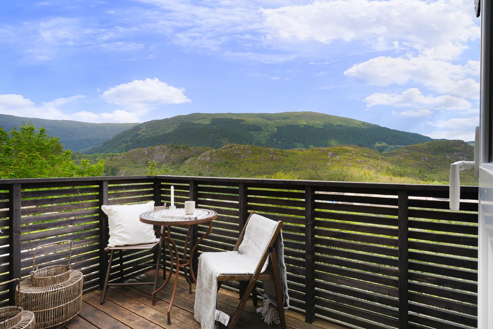 Fra stuen er det direkte utgang til en solrik balkong - et perfekt sted for å nyte morgenkaffen! Galleribilde