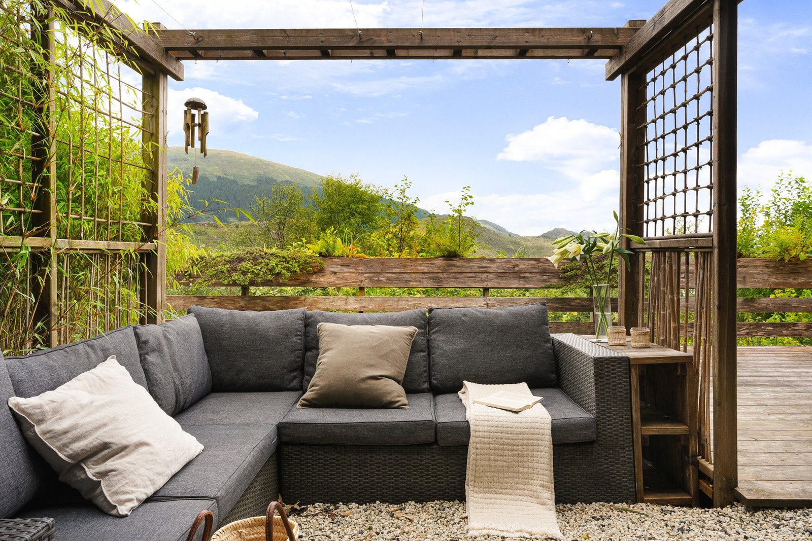 Som enderekkehus får du fordelen av større uteareal og mer privatliv enn midtrekkehusene. Den opparbeidede uteplassen vender mot gode solforhold, og huset har både usjenert uteområde i bakhagen og balkong på hovedplanet. Galleribilde