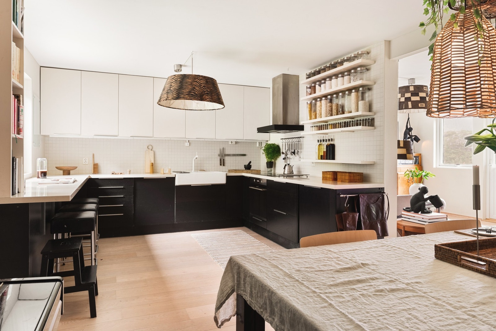 Videre kommer vi til et stort, lyst kjøkken - perfekt for den matglade. Galleribilde