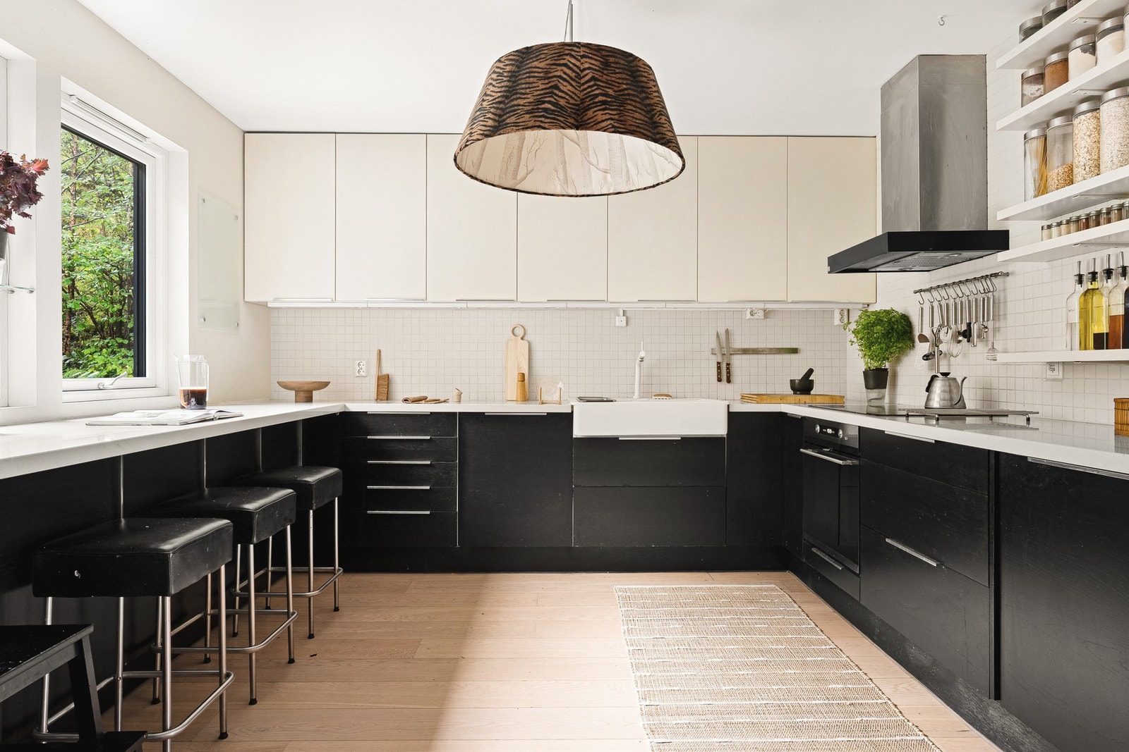 De åpne og romslige løsningene gjør kjøkkenet til et sted der både matlaging og sosialt samvær kan kombineres. Galleribilde