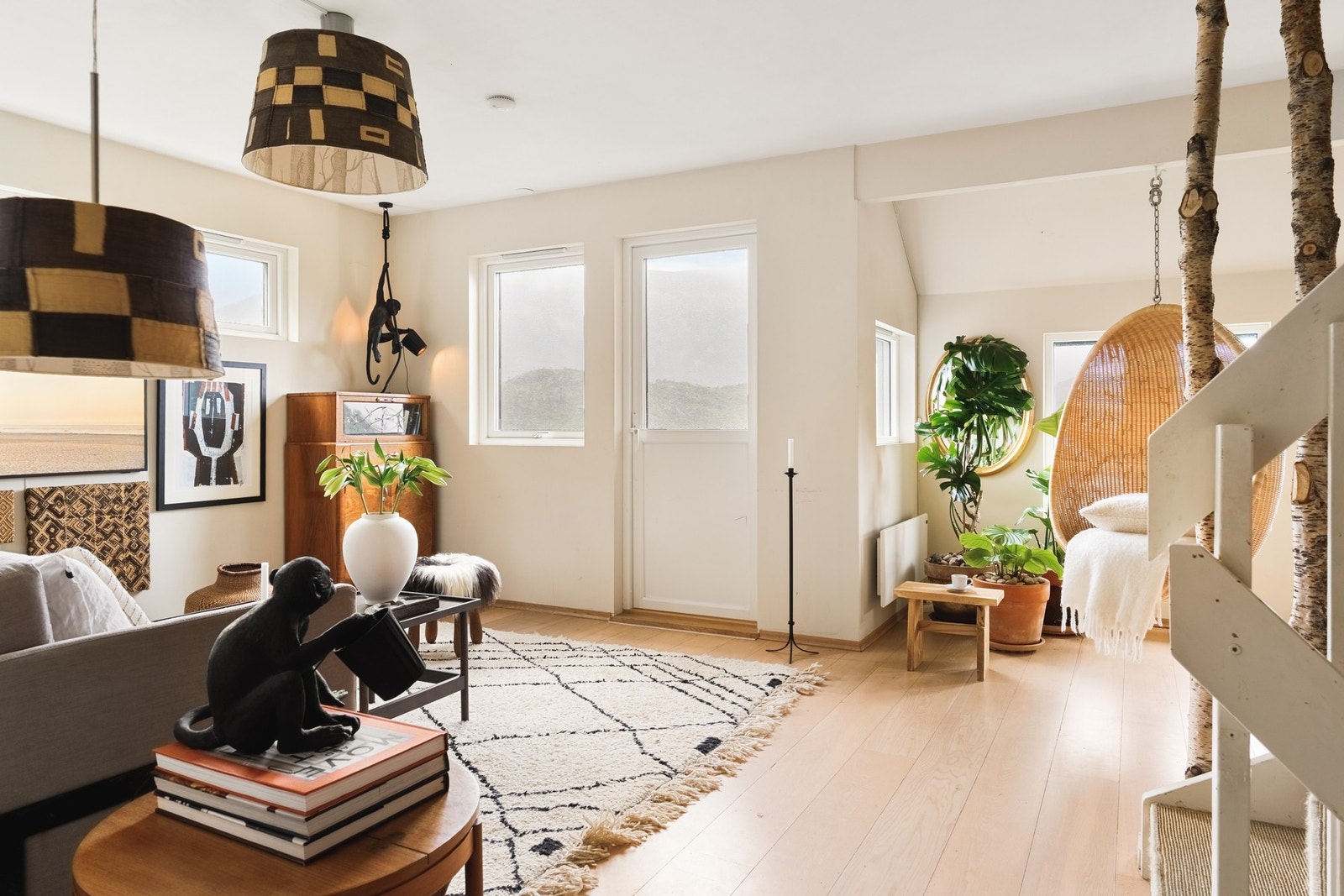 Stuen ligger i forlengelsen av kjøkkenet og har store vindusflater som slipper inn dagslyset og rammer inn den flotte utsikten. Galleribilde