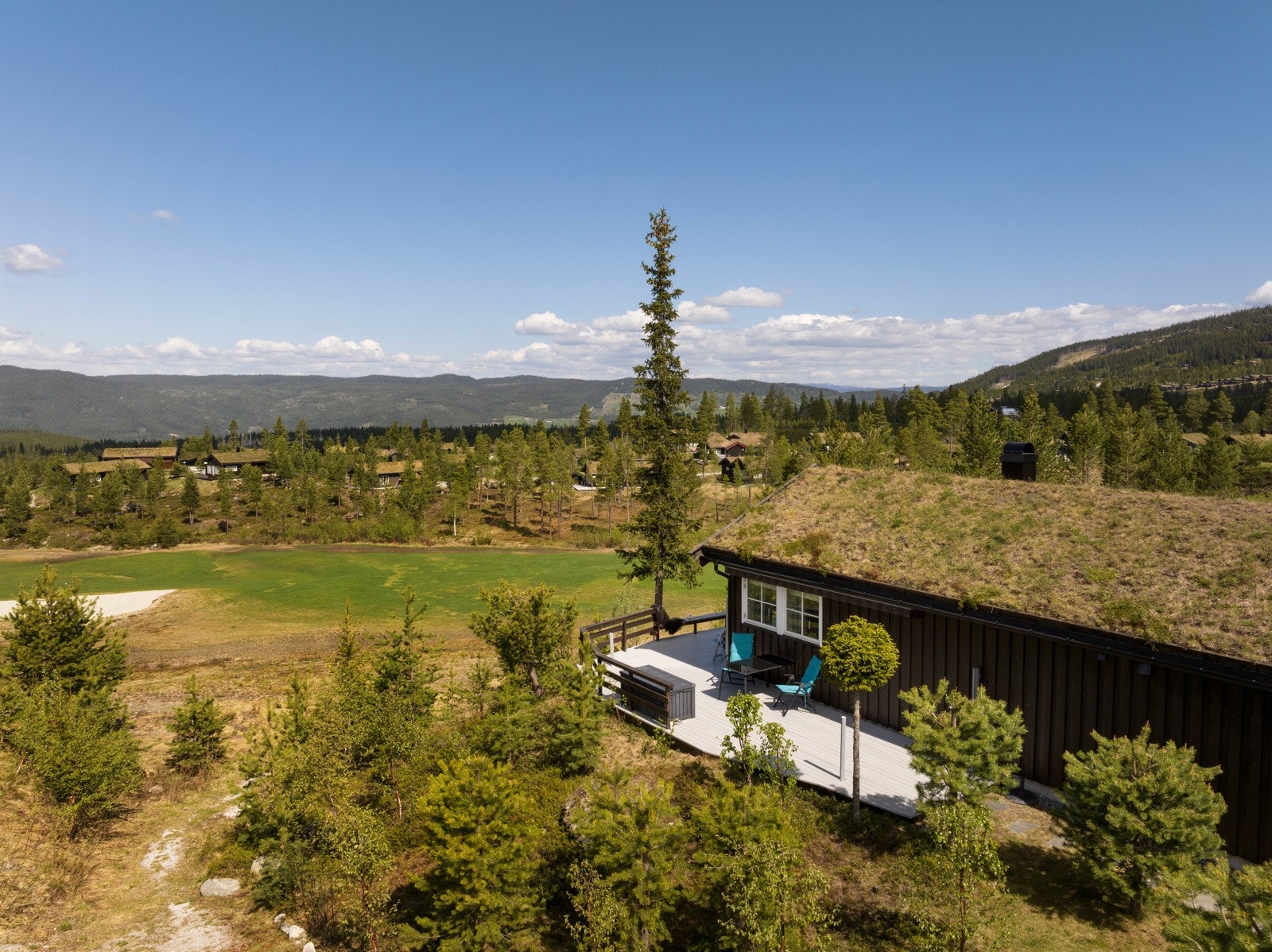 Hytten har god internbeliggenhet på et høydedrag, så her ligger du høyt og fritt med utsikt over golfbanen i front uten innsyn. Galleribilde