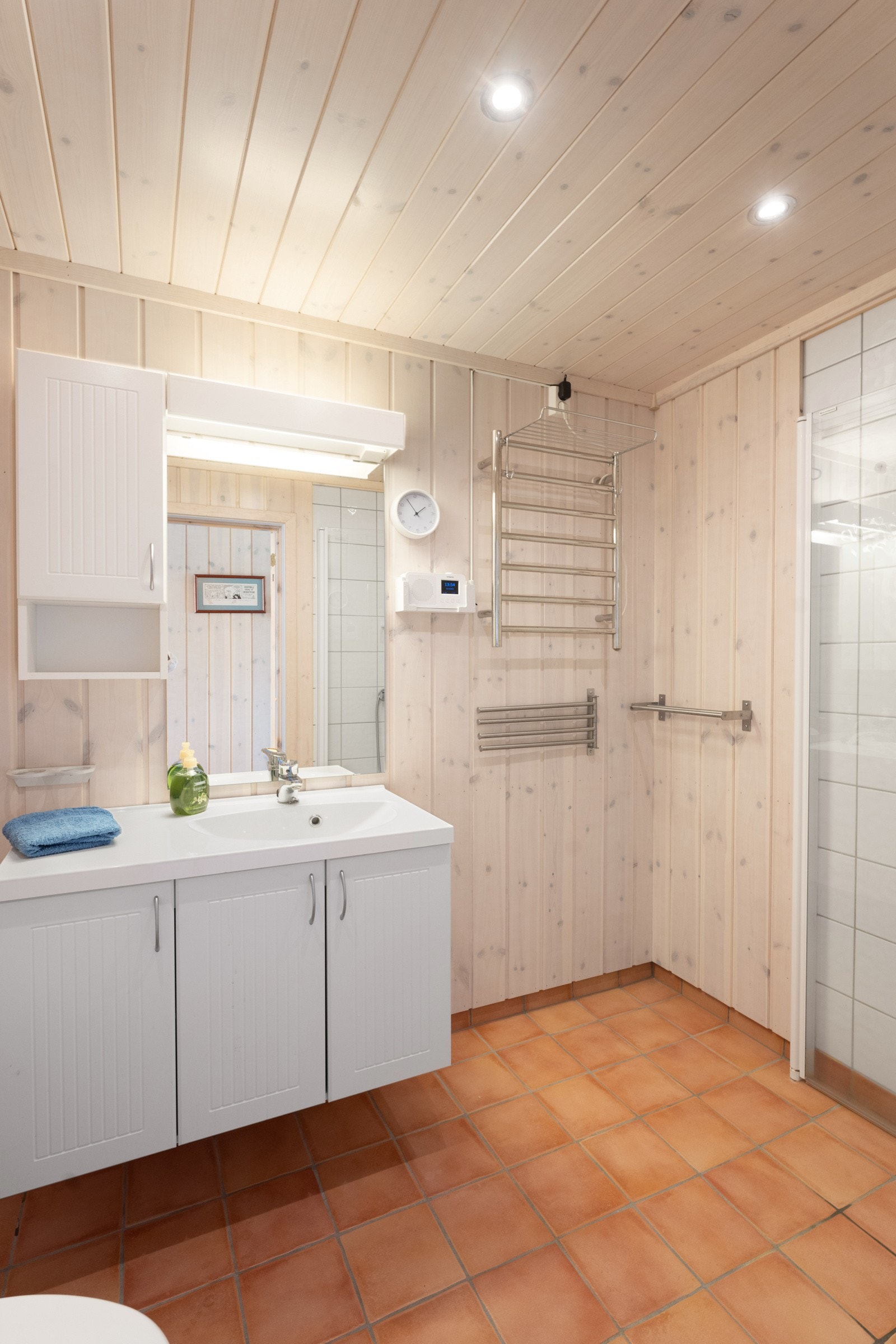 Badet er også utstyrt med elektrisk styrt vifte i vegg og elektrisk håndkletørker som også kan brukes for å tørke våte skiklær og lignende. Galleribilde