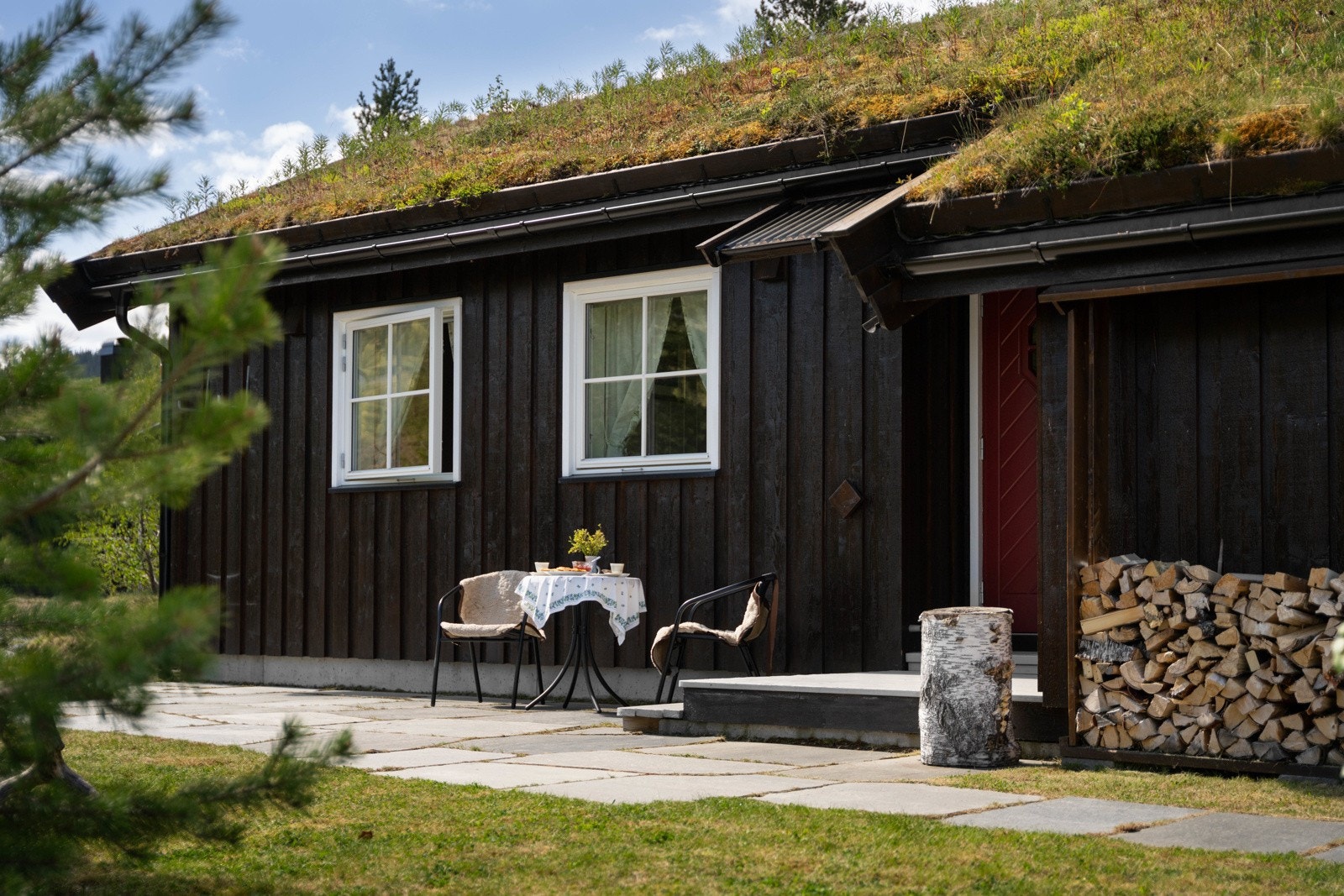 Hytten har fantastisk solgang, selger noterte seg 17. mai 16 timer med sol, allerede en måned før sommersolverv. Galleribilde