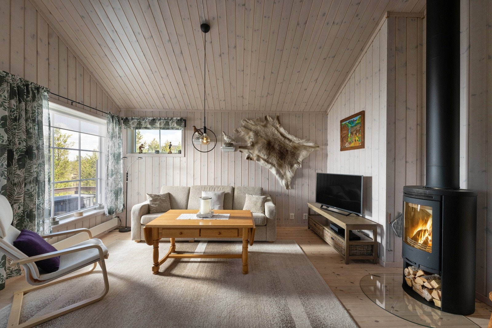 God plass til ønsket innredning, Her er det bare kreativiteten som begrenser mulighetene. I dag er stuen innredet med spisestue og en sofakrok med tv og nærhet til peisen. Galleribilde