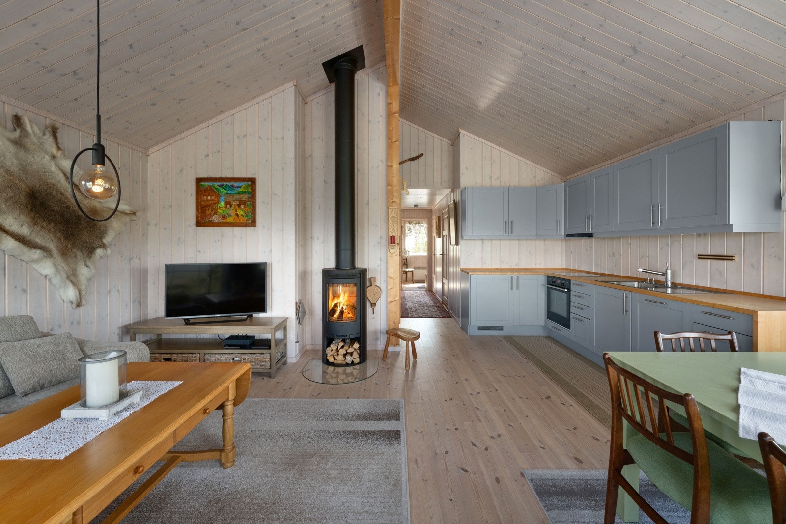 Stort moderne L-kjøkken. Galleribilde