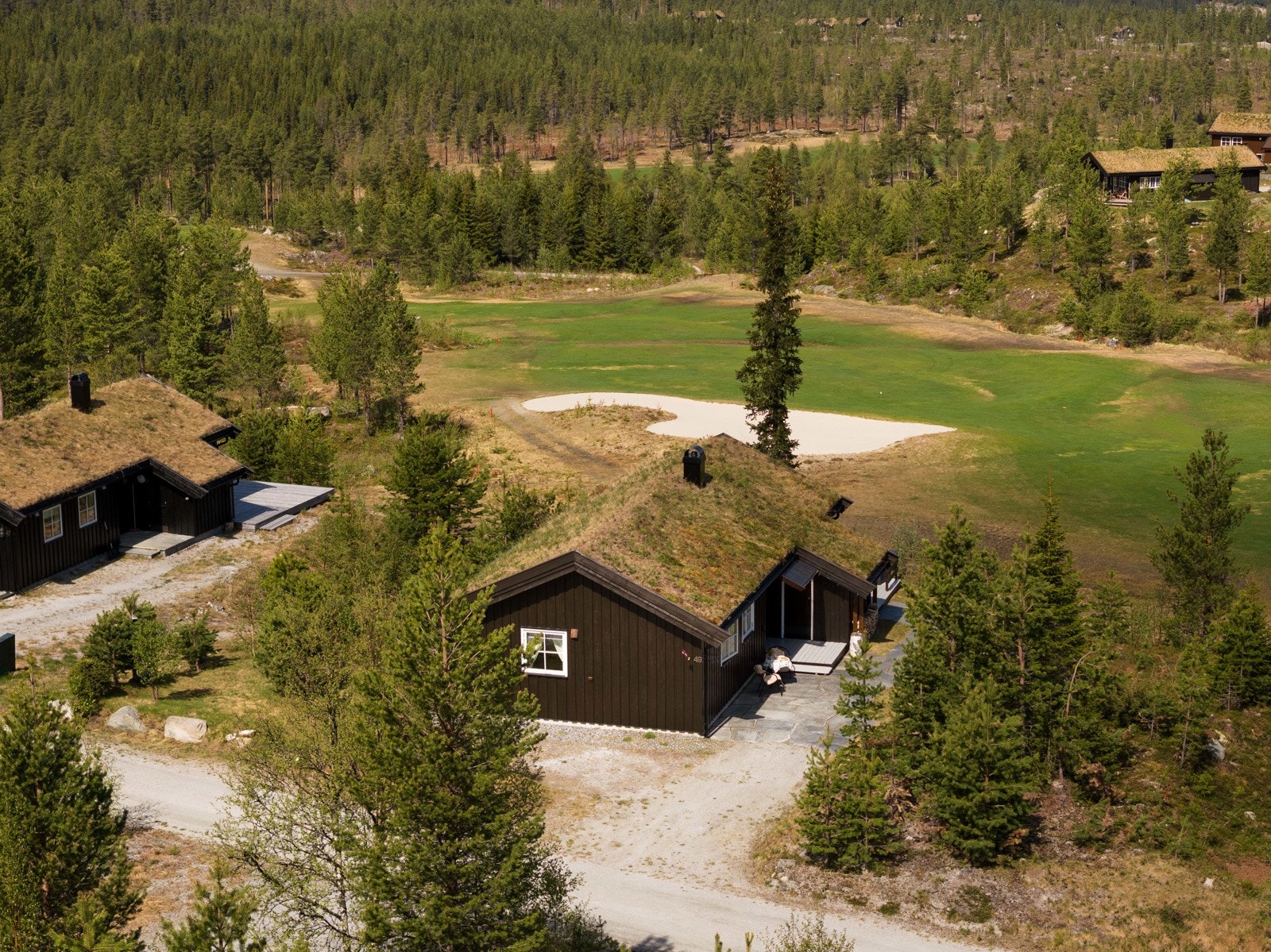 Pent opparbeidet gårdsplass, her kommer du helt frem til hytten sommer som vinter! Galleribilde