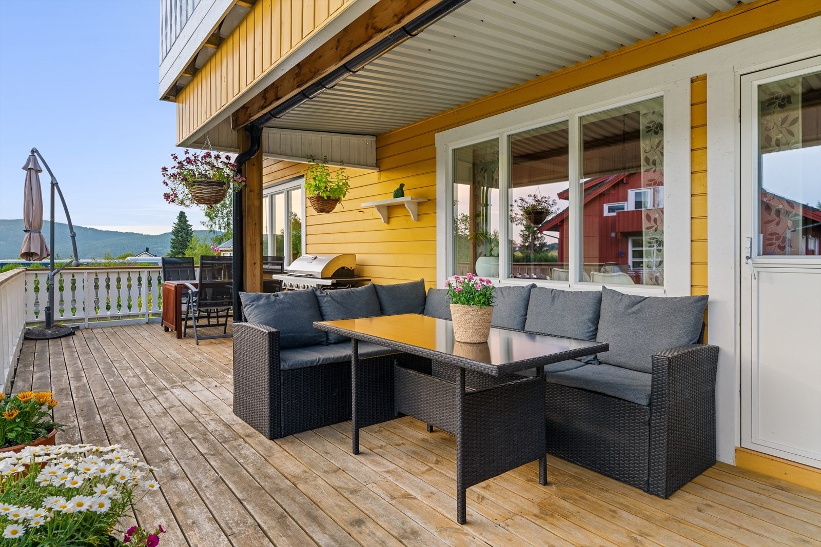 Utvendig har man flere flotte og solrike uteplasser både med og uten takoverbygg Galleribilde