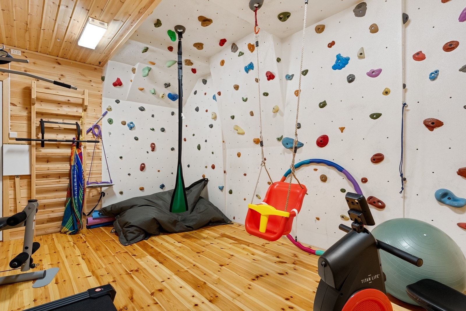 Bygningsmassen har flere kreative rom og løsninger, her treningsrom med klatrevegg, flott lekerom eventuelt til barn Galleribilde