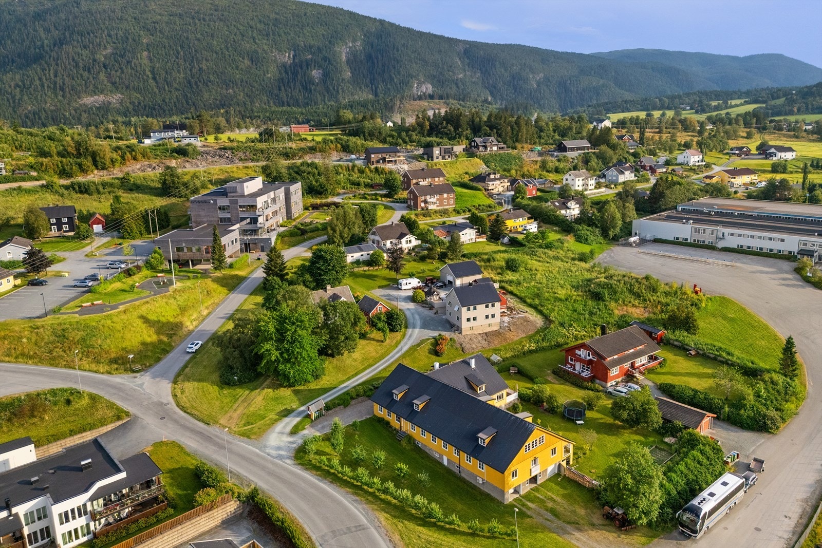 En unik eiendom, næringseiendom med stor boligdel, beliggende sentralt og fint til i Åsen Galleribilde