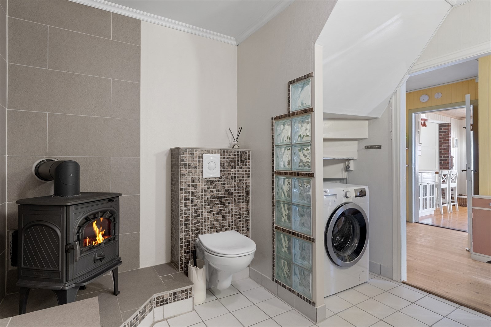 Badet er ca. 11 kvadratmeter og er flislagt på gulv med gulvvarme Galleribilde