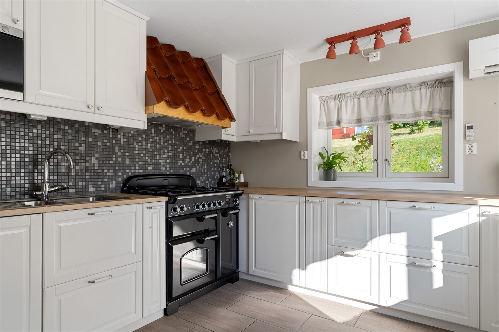 Kjøkken og stue er til sammen ca. 57 kvadratmeter Galleribilde