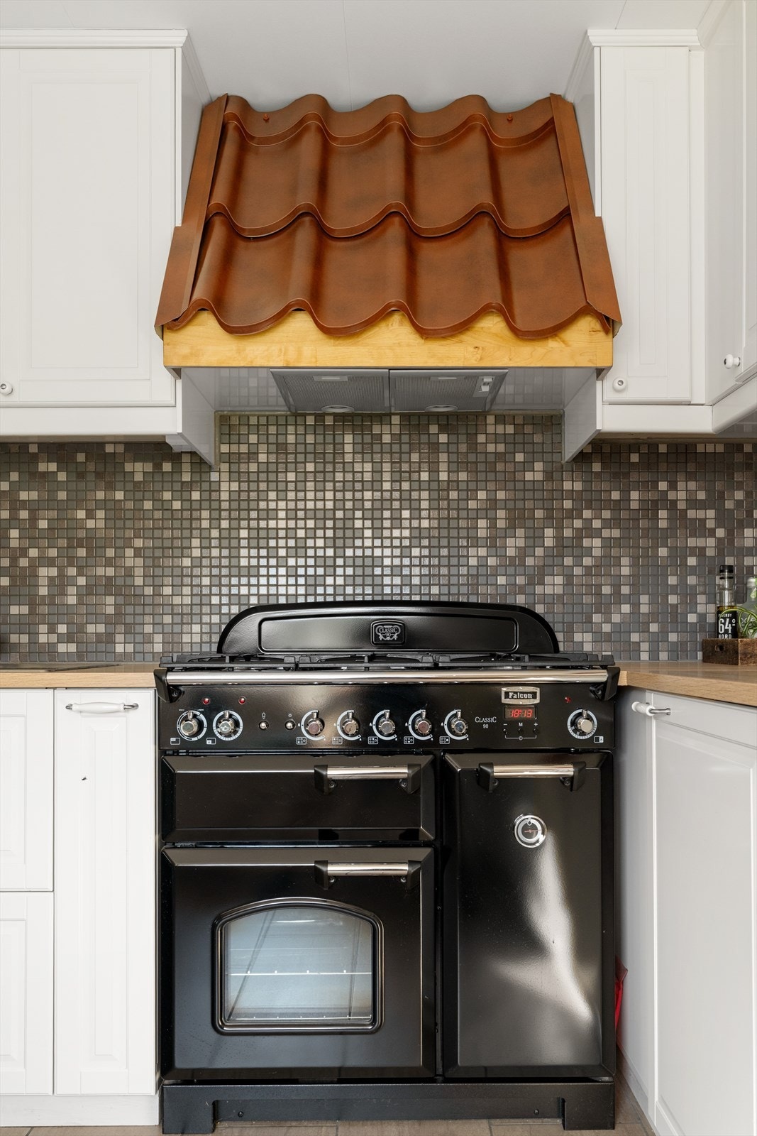 Gassfyrt ovn, lekre detaljer på kjøkken Galleribilde