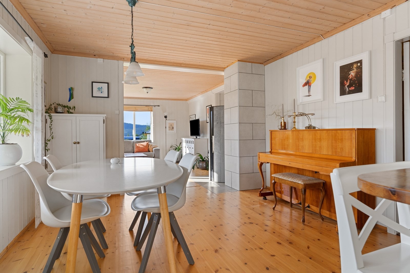 God plass til romslig spisestue i forlengelsen av kjøkkenet Galleribilde