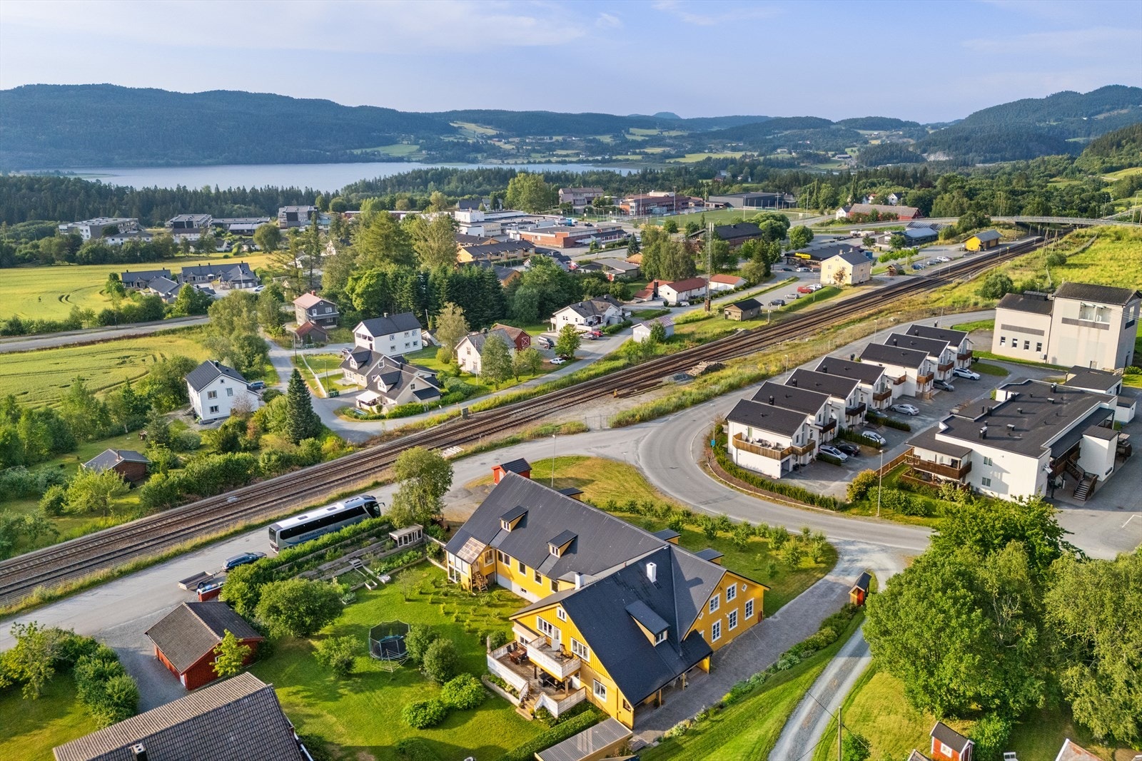 Eiendommen ble opprinnelig bygget som trevarefabrikk med tilhørende boligdel i 1947 Galleribilde