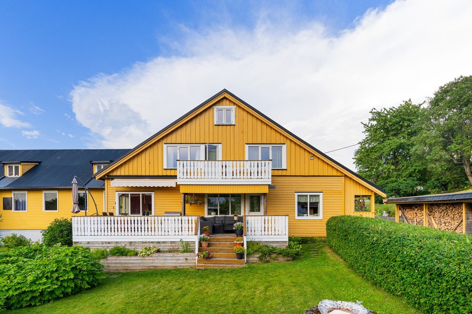 Tomten byr på sjeldent god boltreplass for både store og små Galleribilde